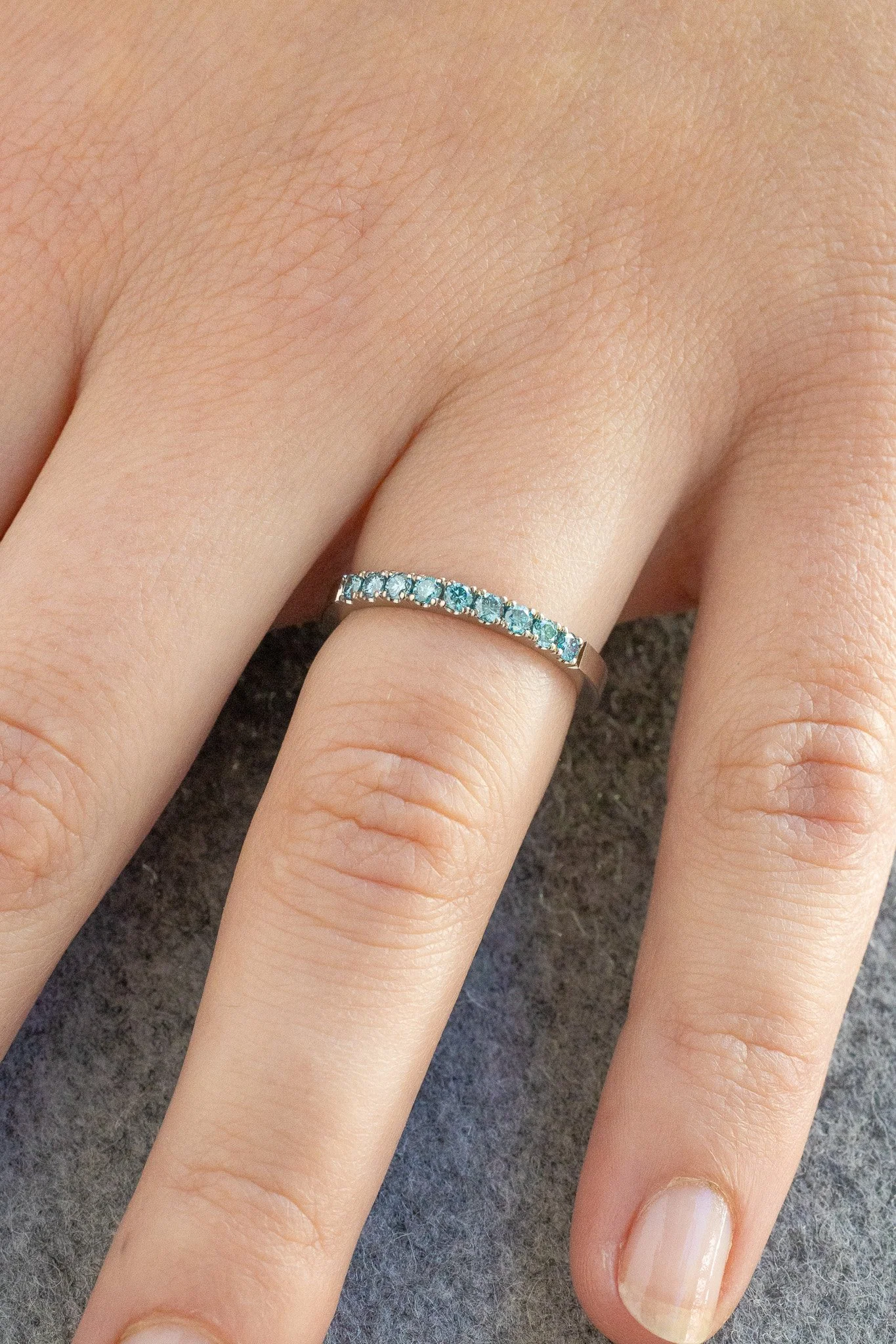 Weissgoldring mit blauen diamanten1.jpg