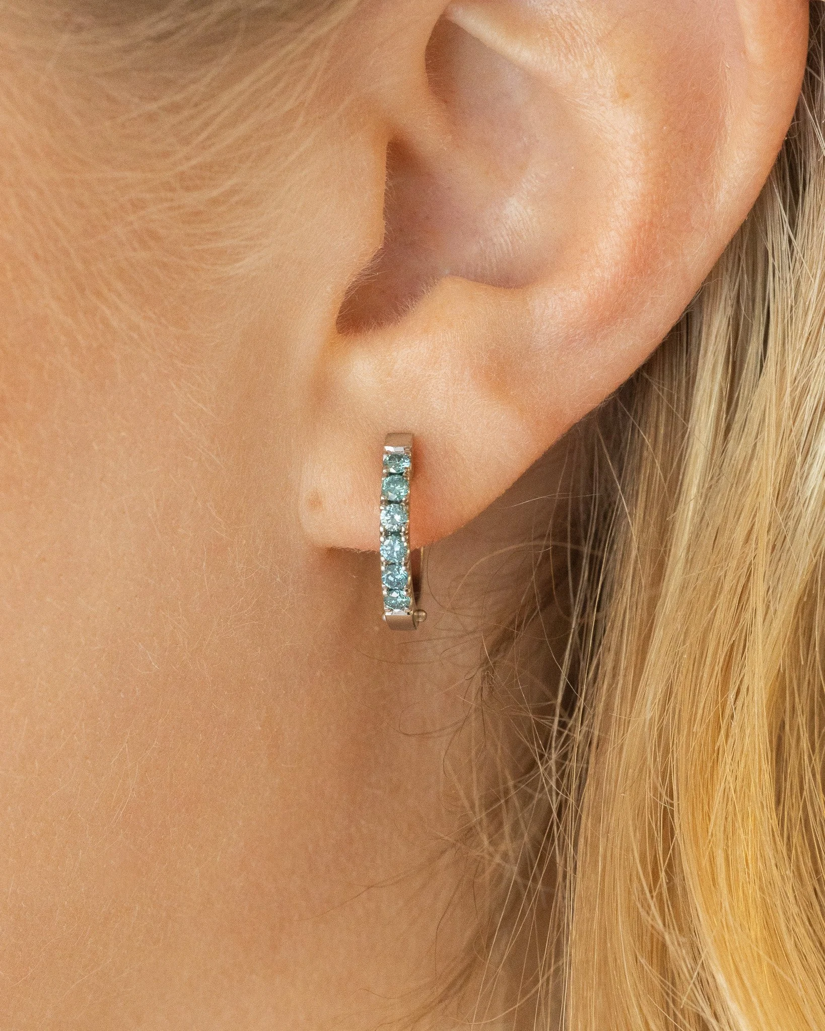 Weissgold Creolen mit blauen Diamanten1.jpg