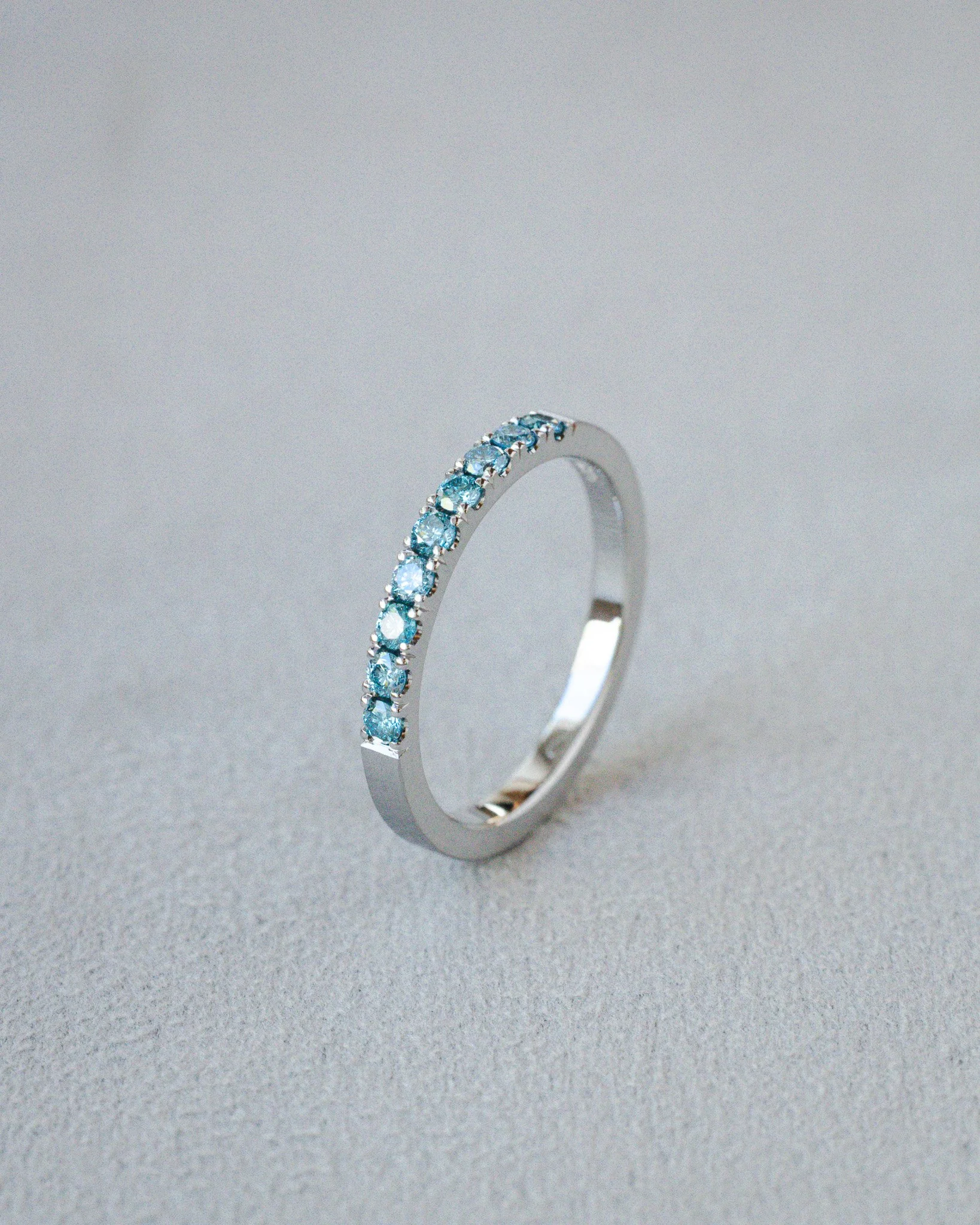 Weissgoldring mit blauen diamanten.jpg