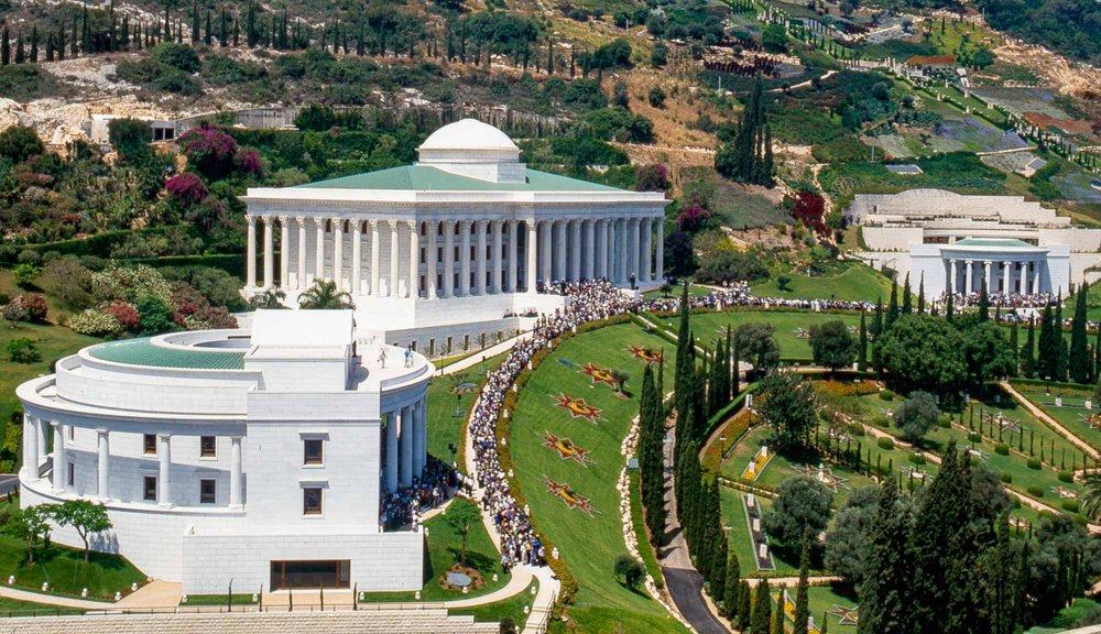 Bahá’í-maailmankeskuksen hallintorakennuksia Karmelvuorella