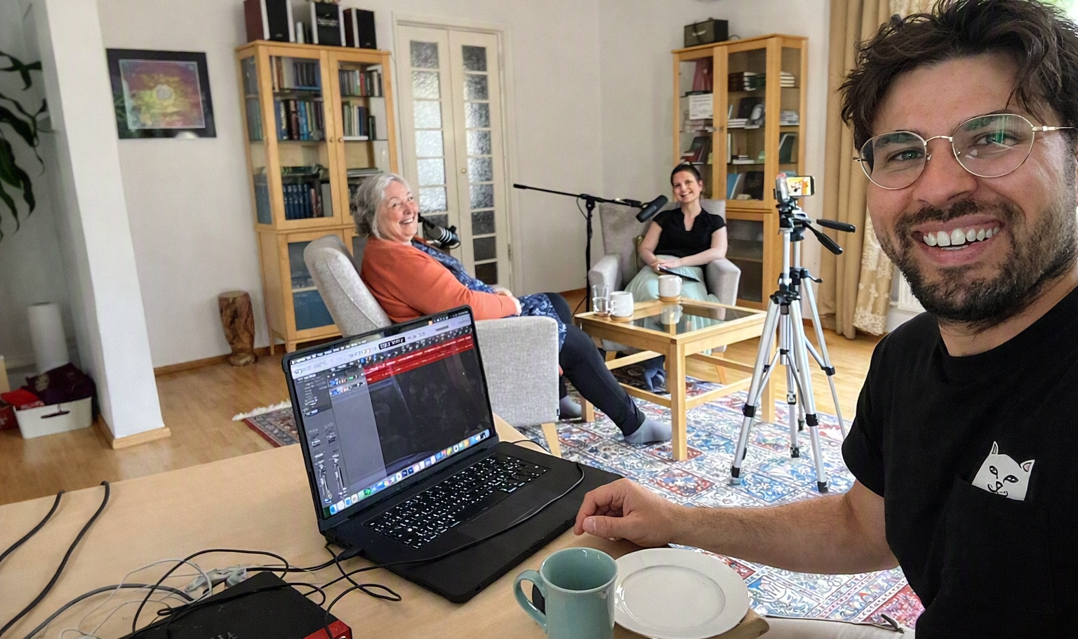 Podcast nauhoituksen käynnissä etualalla äänittäjä ja taka-alalla haastateltavat