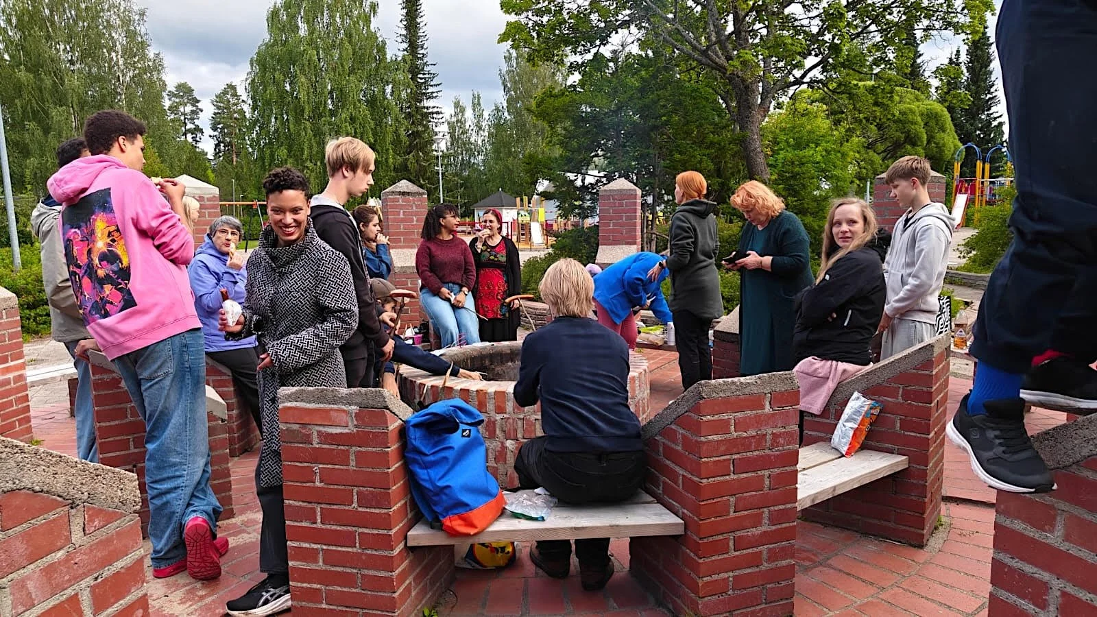Porukka grillailee Uskontojen avoimien ovien päivässä Jyväskylässä 2025