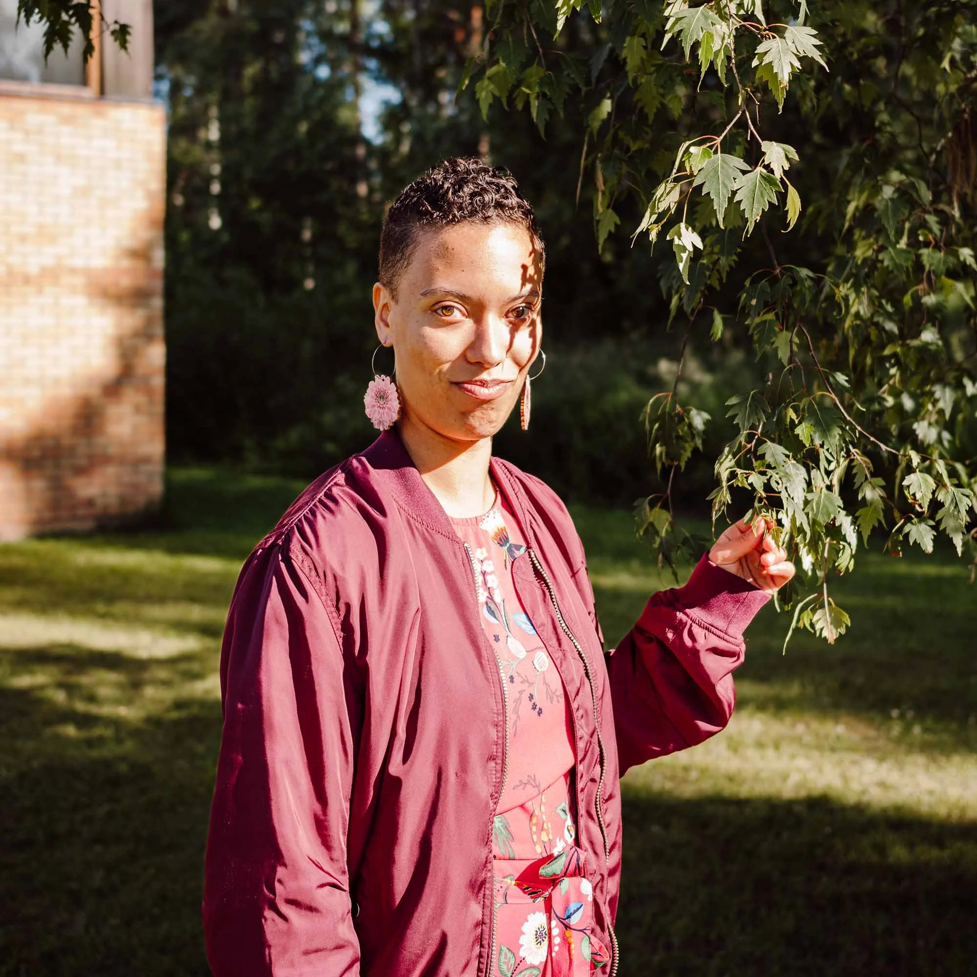 Nuori nainen koivun alla