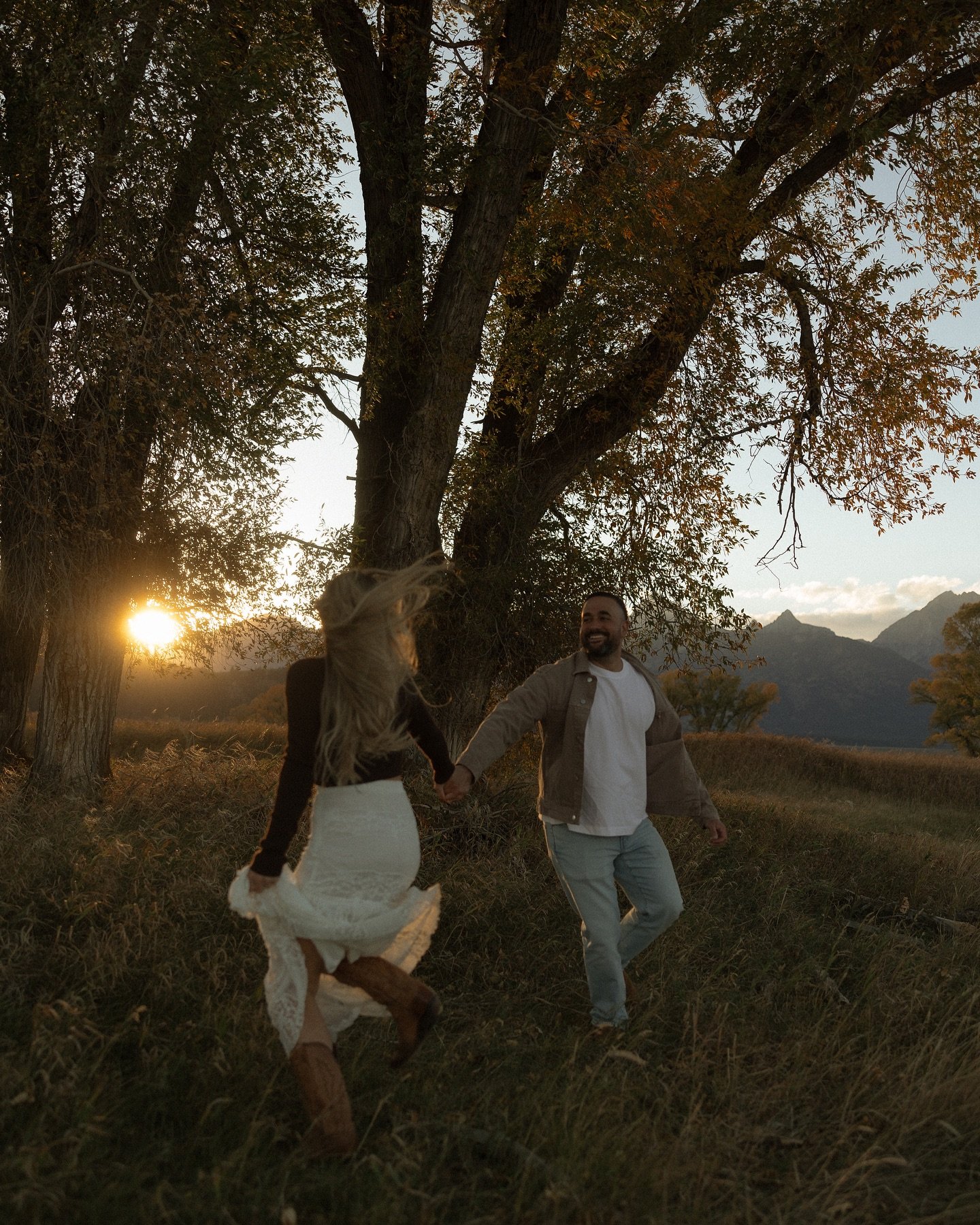 anywhere you go

.
.
#tetonphotographer #countryengagementphotos #destinationweddingphotographers #cowgirlboots #authenticlovemag #authenticlovemags #unscriptedposingapp #idahoweddingphotographer #worldviewmag #777luckyfish #unscriptedposingapp #feel