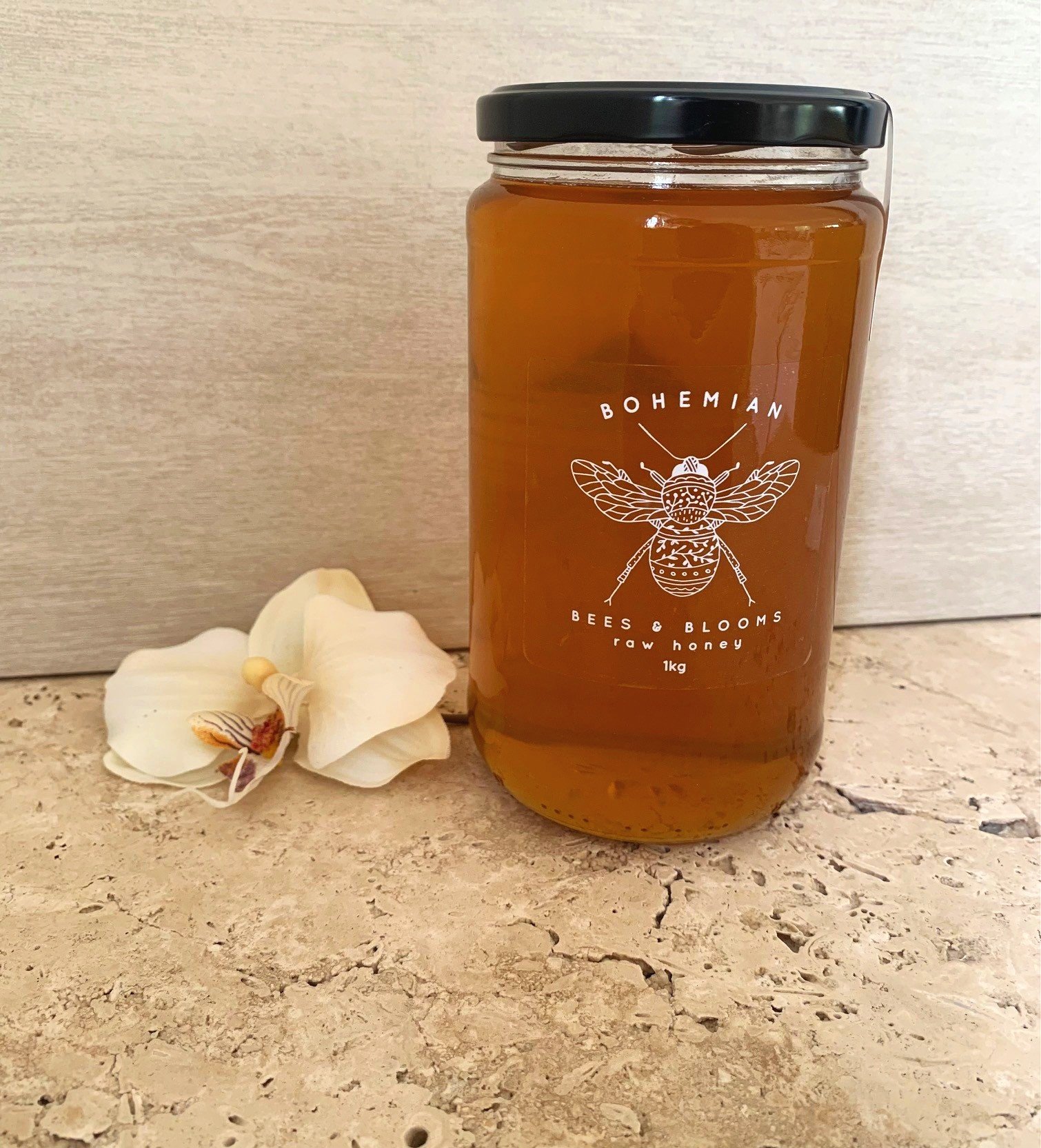 RAW HONEY 1kg GLASS JAR - LOCAL listing for Gobbagombalin, Boorooma, Estella Delivery