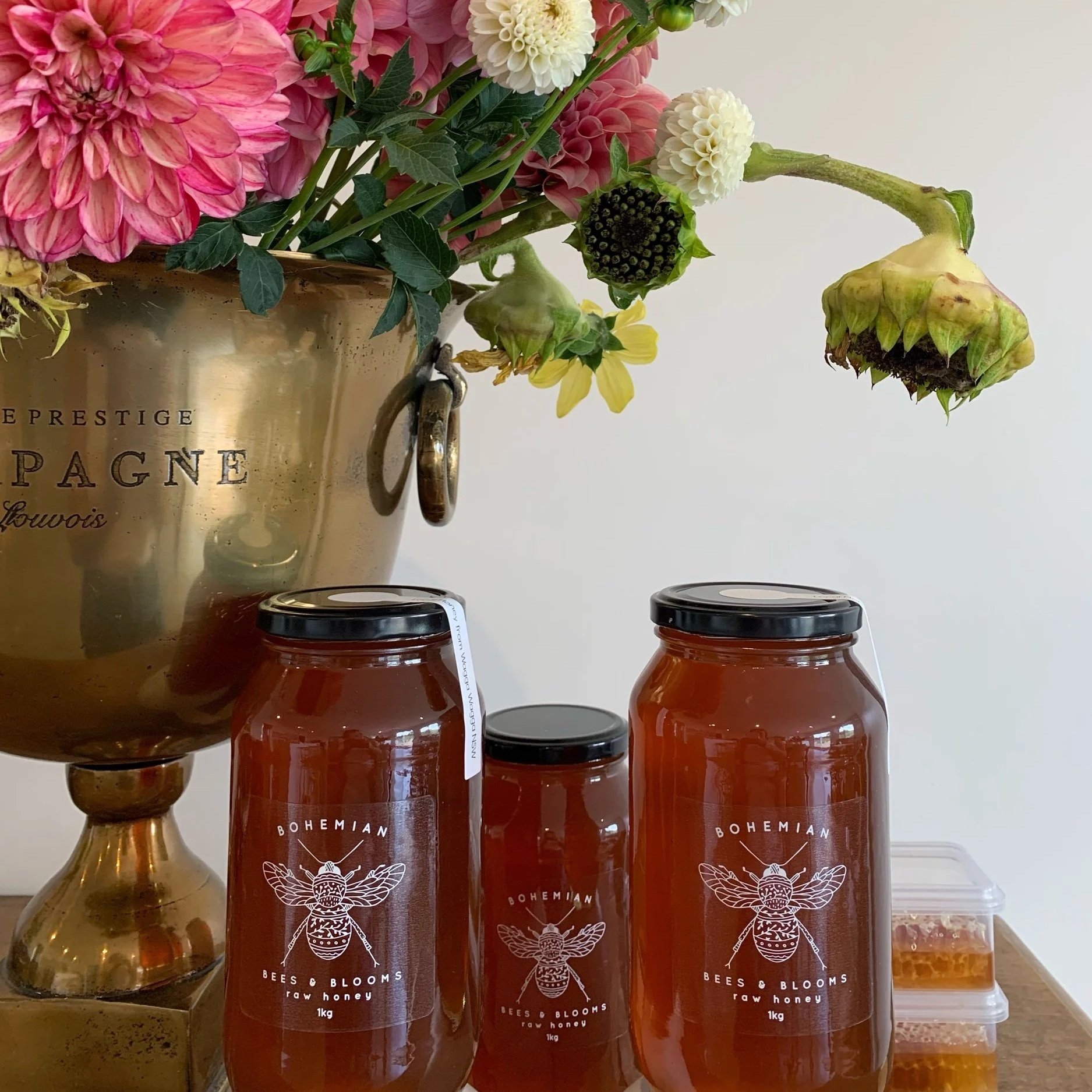 RAW HONEY 1kg GLASS JAR - LOCAL LISTING FOR FREE DELIVERY WAGGA WAGGA
