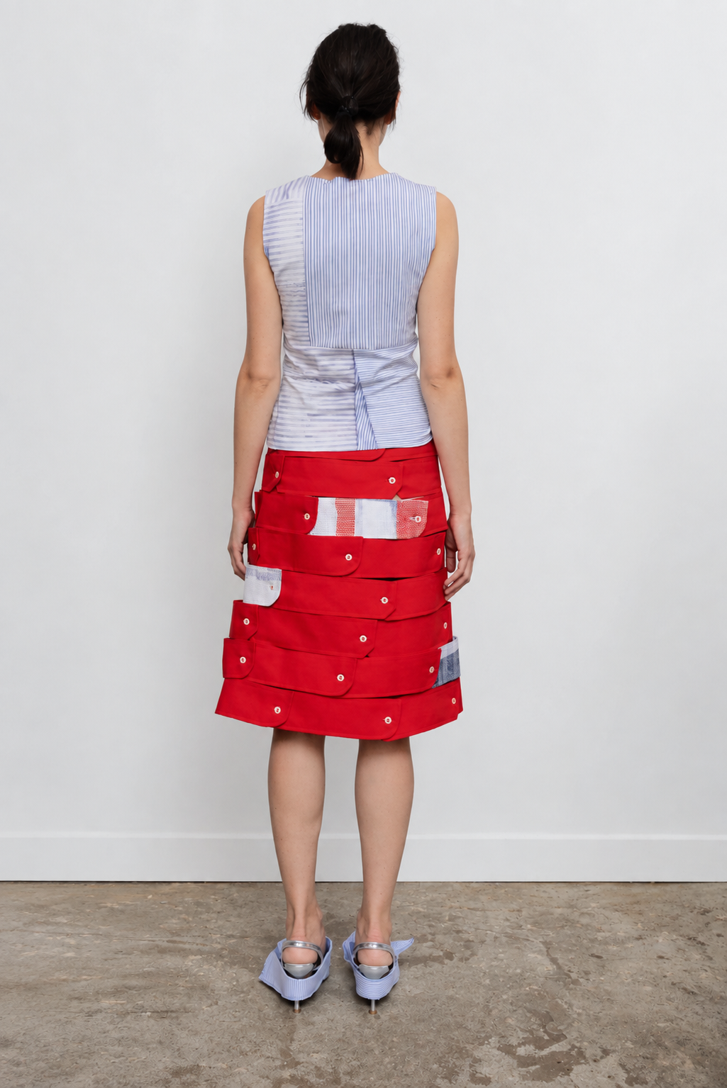 Retrato de Moda com Saia Vermelha em Camadas.png