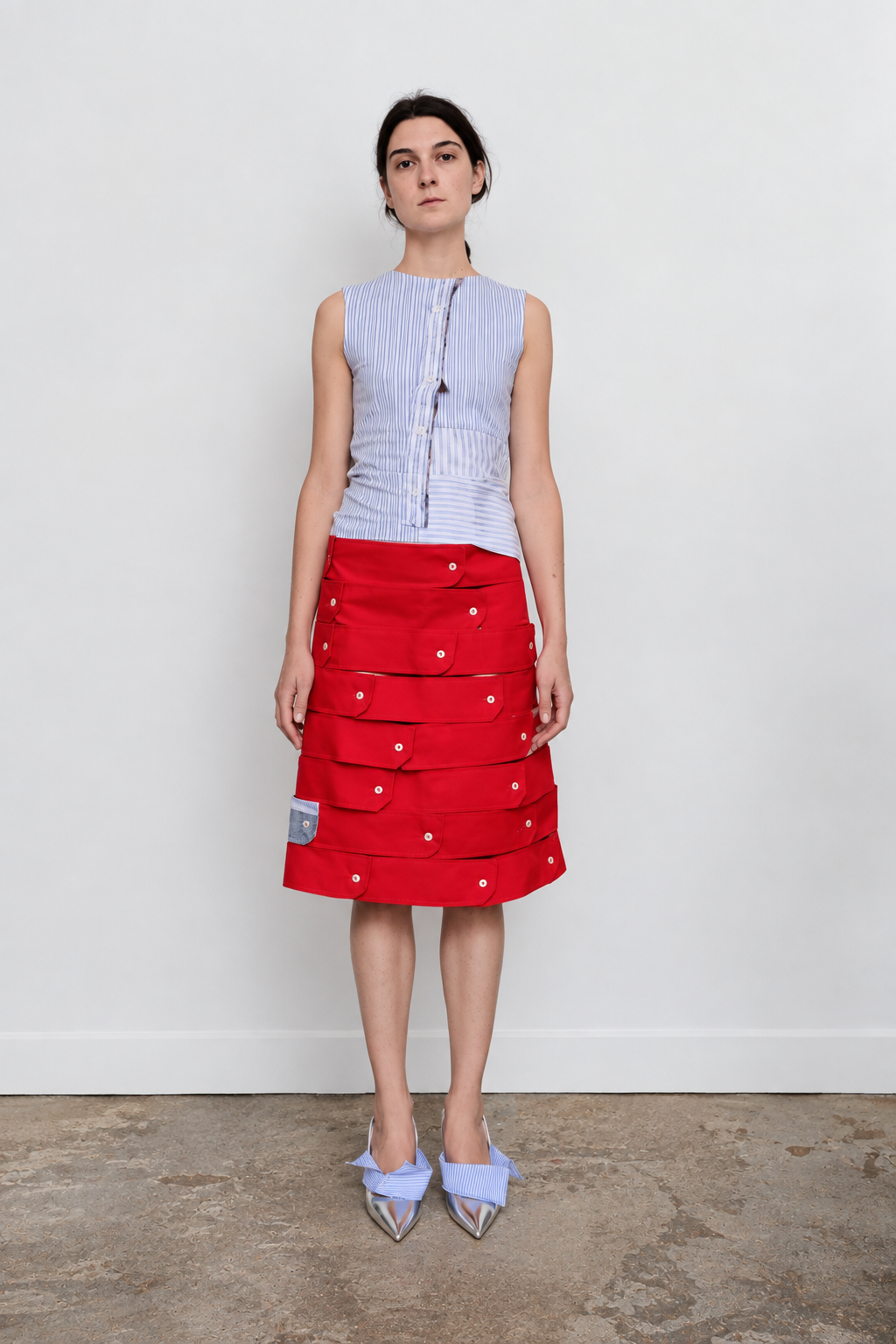 Retrato de moda com saia vermelha em camadas - cópia.png