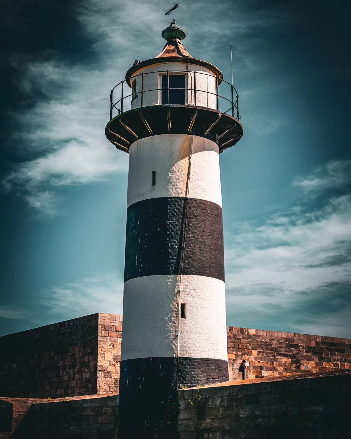 Discover the charm of Southsea Castle and its iconic lighthouse! 🌊✨ A perfect place to kick back, soak in the views, and let your worries drift away. #southseacastle #relaxationstation #coastalvibes