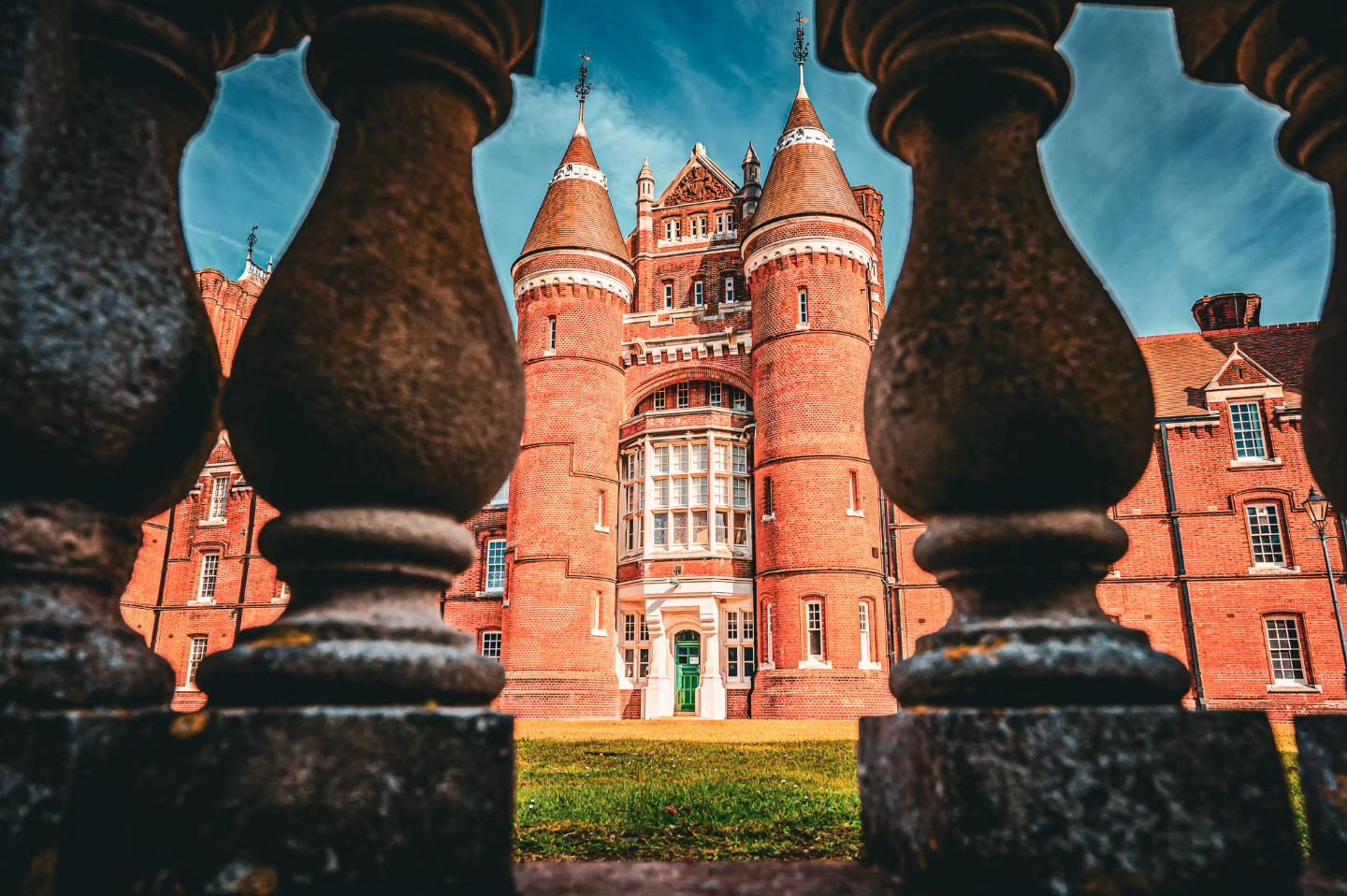 While the Portsmouth Museum impresses with its architecture, I can't help but feel that our city's rich history is waiting to be unveiled. Let's highlight the tales that make Portsmouth special! 🏰📜 #discoverportsmouth #historymatters #citystories