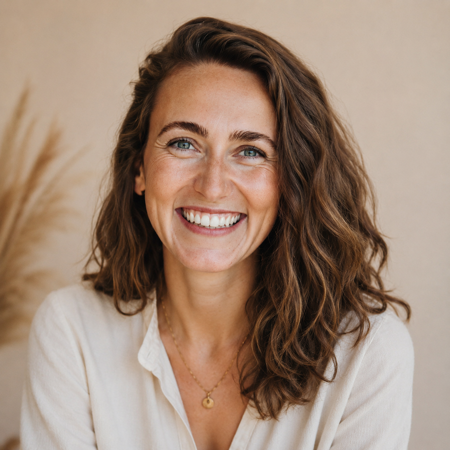 Portrait von Mediatorin Karen Julia Korfmacher lachend