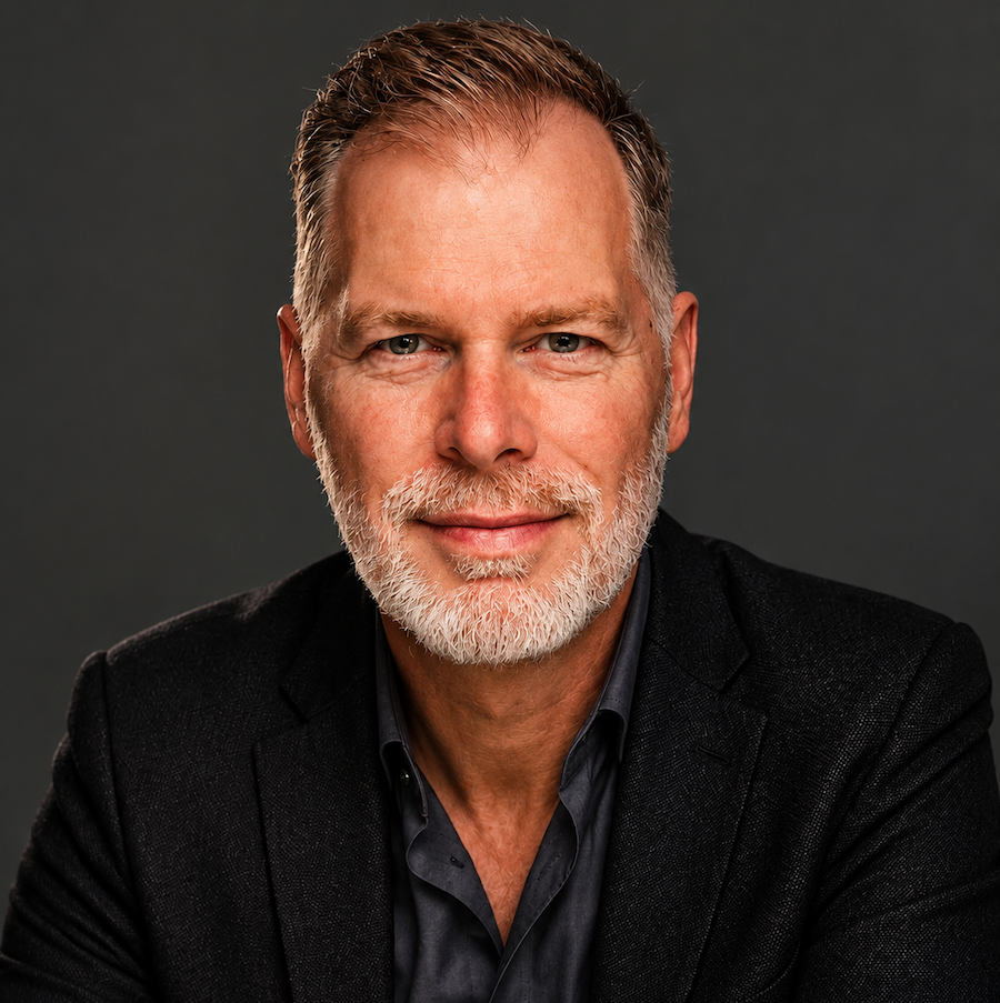 Portrait des Mediators Björn Hansen vor dunklem Hintergrund