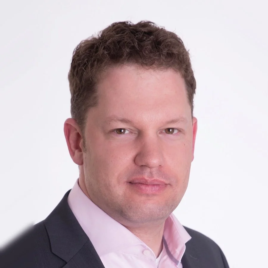 Portrait vom Mediator Marcus Bauckmann vor hellem Hintergrund