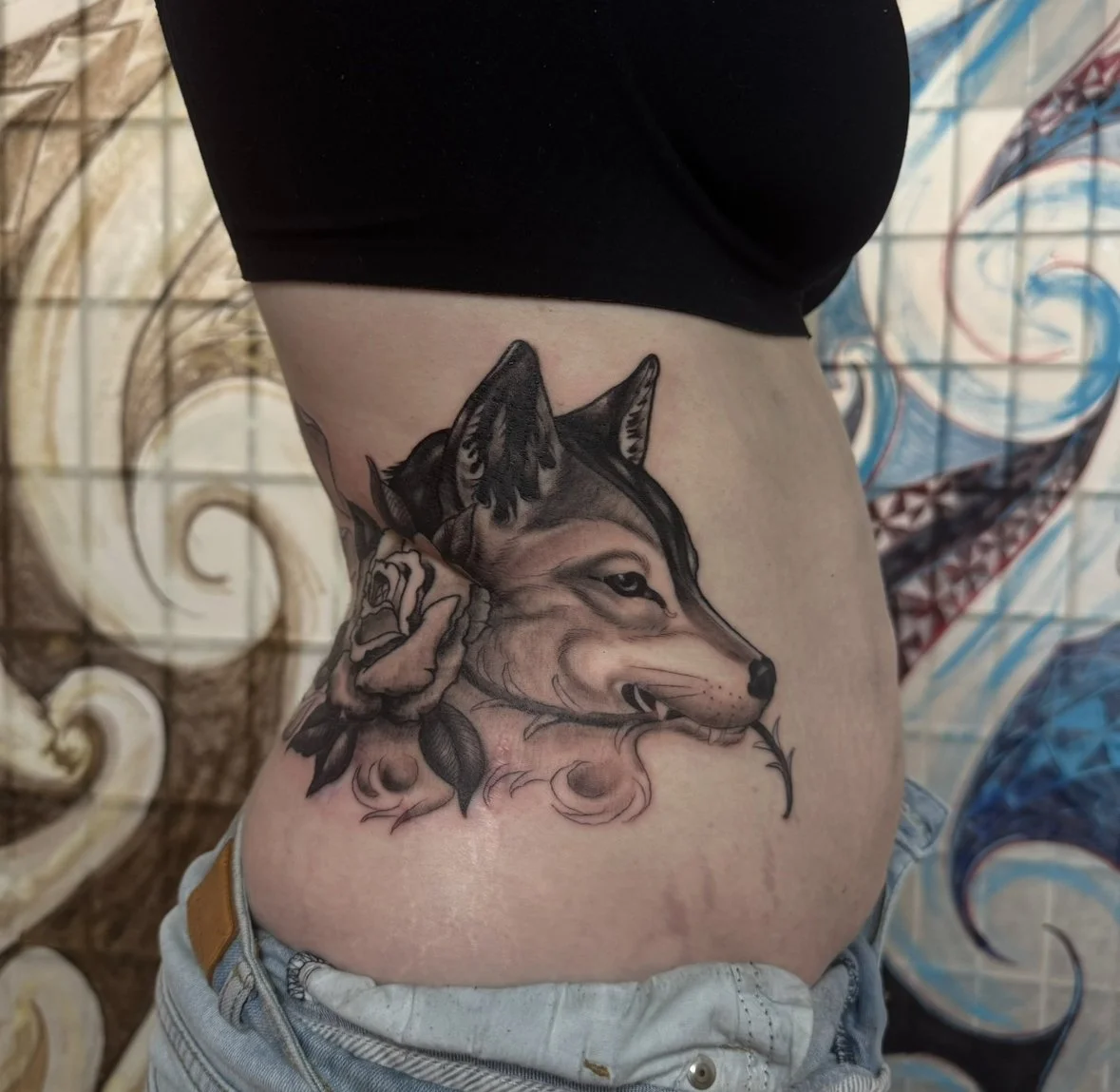 Wolf mit Rose - Black and Grey Tattoo - seitlicher Bauch