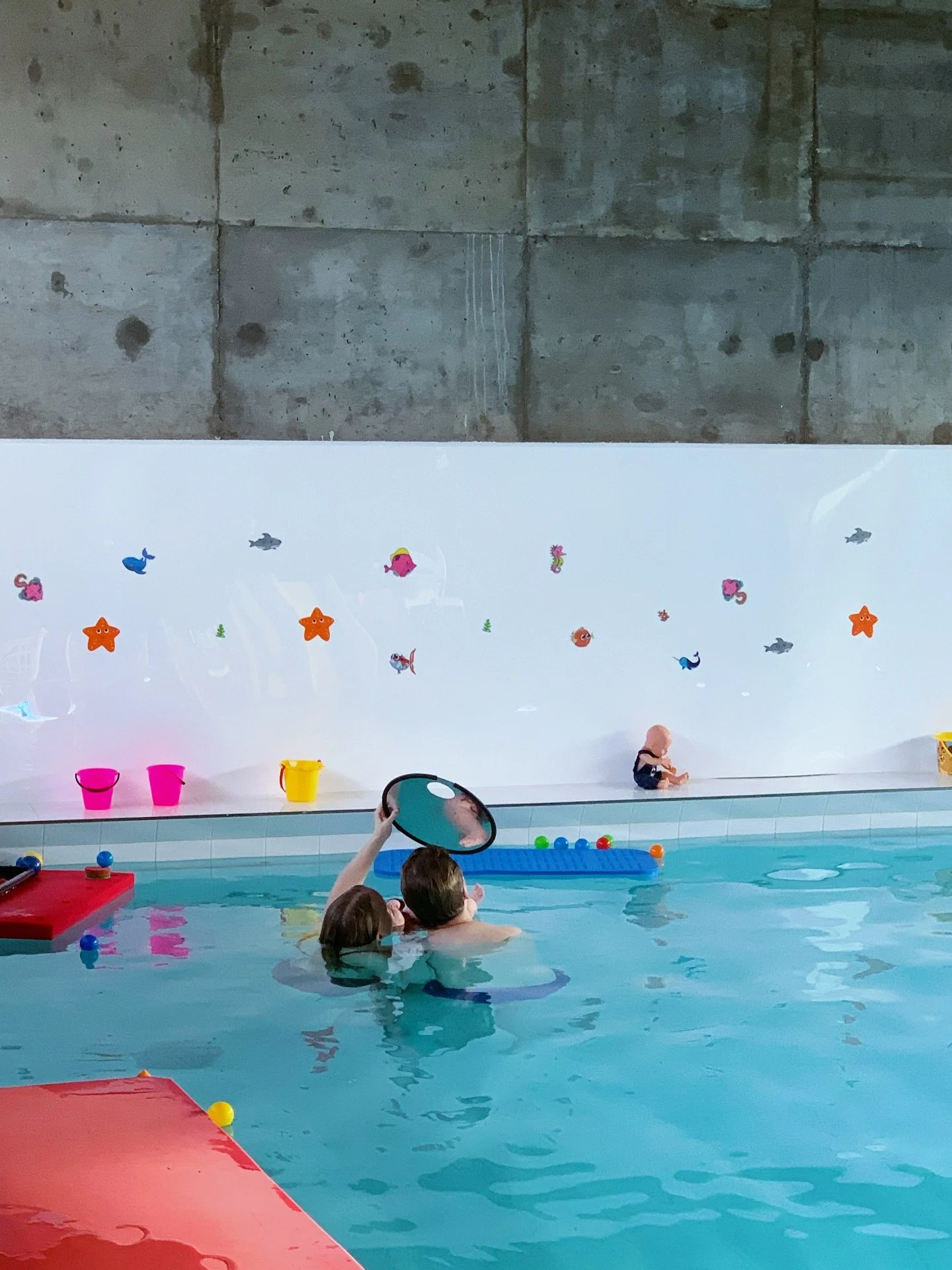 Mitä uimataito merkitsee teille?🫶
Monelle meistä se on paljon enemmän kuin vain liikkumista vedessä.
❤️Se on turvallisuutta kesäpäivinä rannalla.
❤️Se on iloa ja leikkiä kavereiden kanssa altaassa.
❤️Se on ro