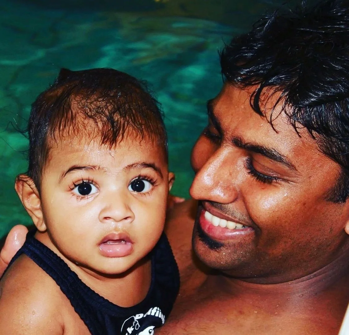 T&auml;n&auml;&auml;n nostamme r&auml;pyl&auml;t pystyyn kaikille super-is&auml;hahmoille!🏊&zwj;♂️💪
Kiitos, ett&auml; olette mukana sukeltamassa, p&auml;rskim&auml;ss&auml; ja tekem&auml;ss&auml; jokaisesta uintituokiosta hauskan seikkailun.
Is&aum