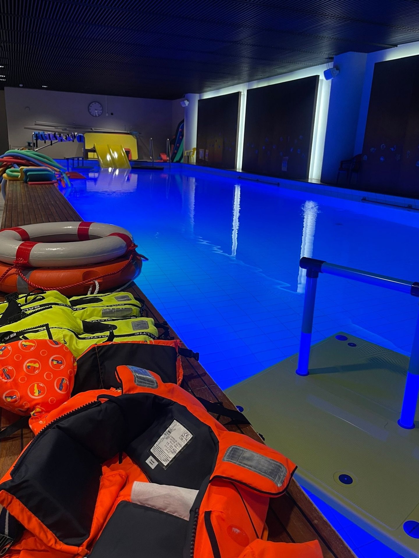 💙 Vesiturvallisuus kuuluu jokaiselle uimarille &ndash; my&ouml;s pienimmille!

Vesi on ihana paikka leikki&auml;, oppia ja liikkua, mutta turvallisuus on aina t&auml;rkeint&auml;. Altaassa harjoittelemme vesitaitoja lempe&auml;sti ja lapsen ehdoilla