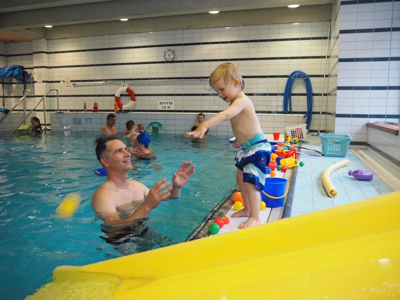 Vauvauinti, sisarusuinti ja perheuimakoulu – mikä sopii juuri meidän perheelle?</span>