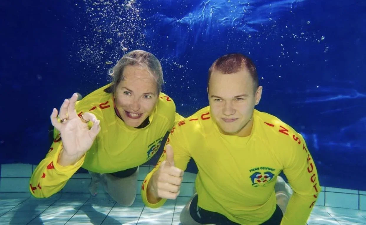 Uintimerkkien suorittaminen Pikku Delfiineillä