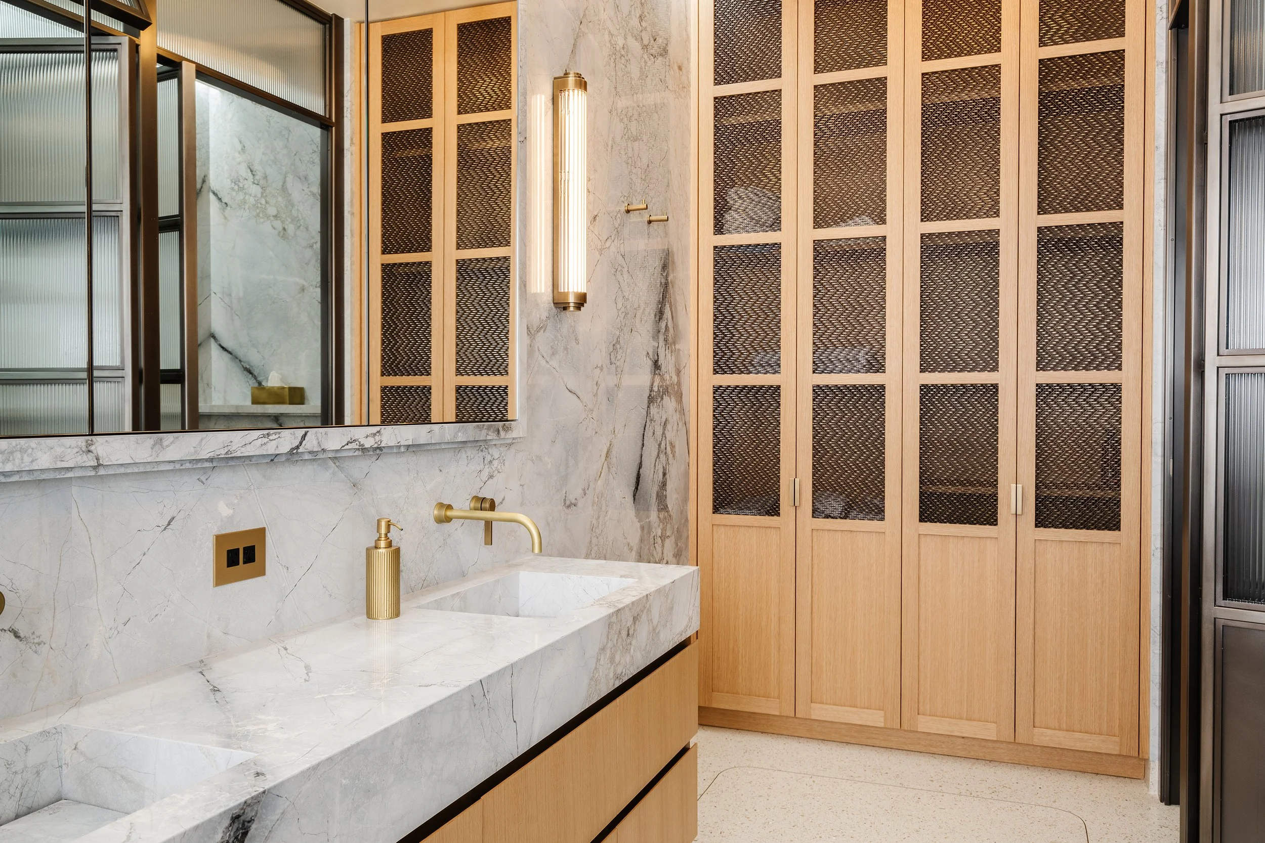 janoura-schneider-interiors-latelier-miami-beach-primary-bathroo-2.jpg
