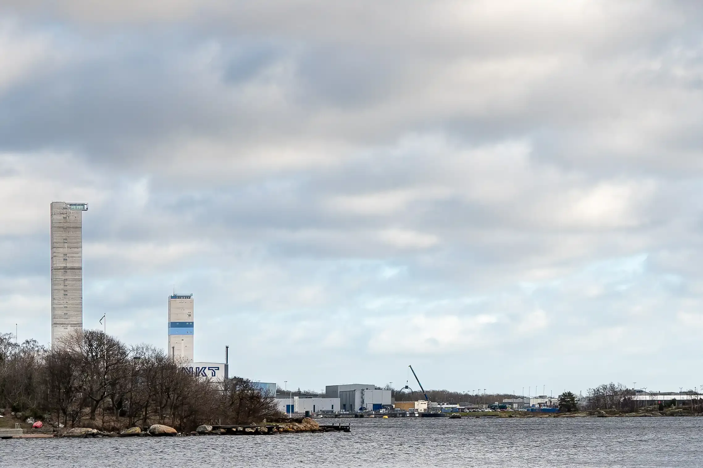 Tornet blickar som en fyr ut över havet.