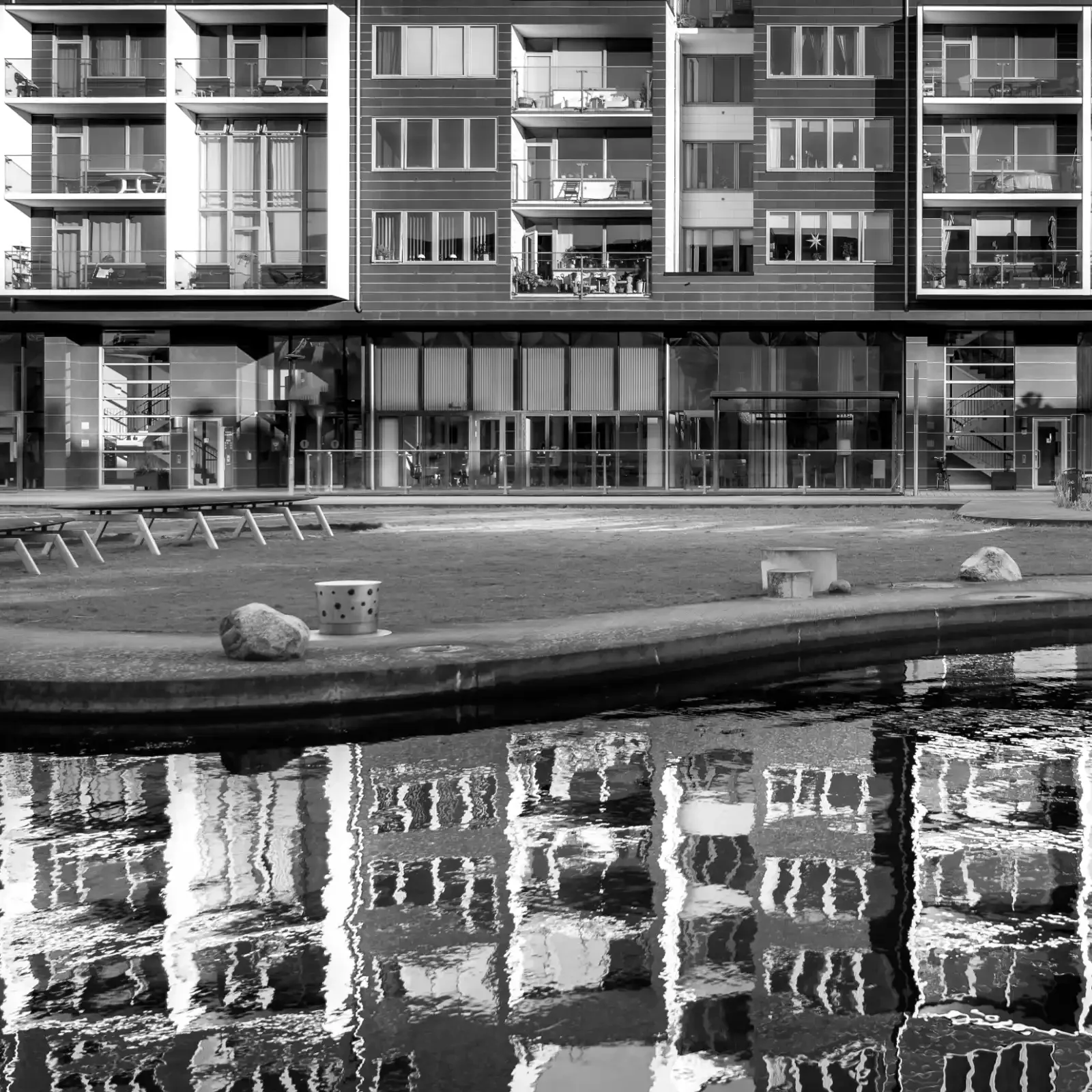37 lägenheter för HSB i Västra Hamnen i Malmö. Under lägenheterna finns handel och restauranger.