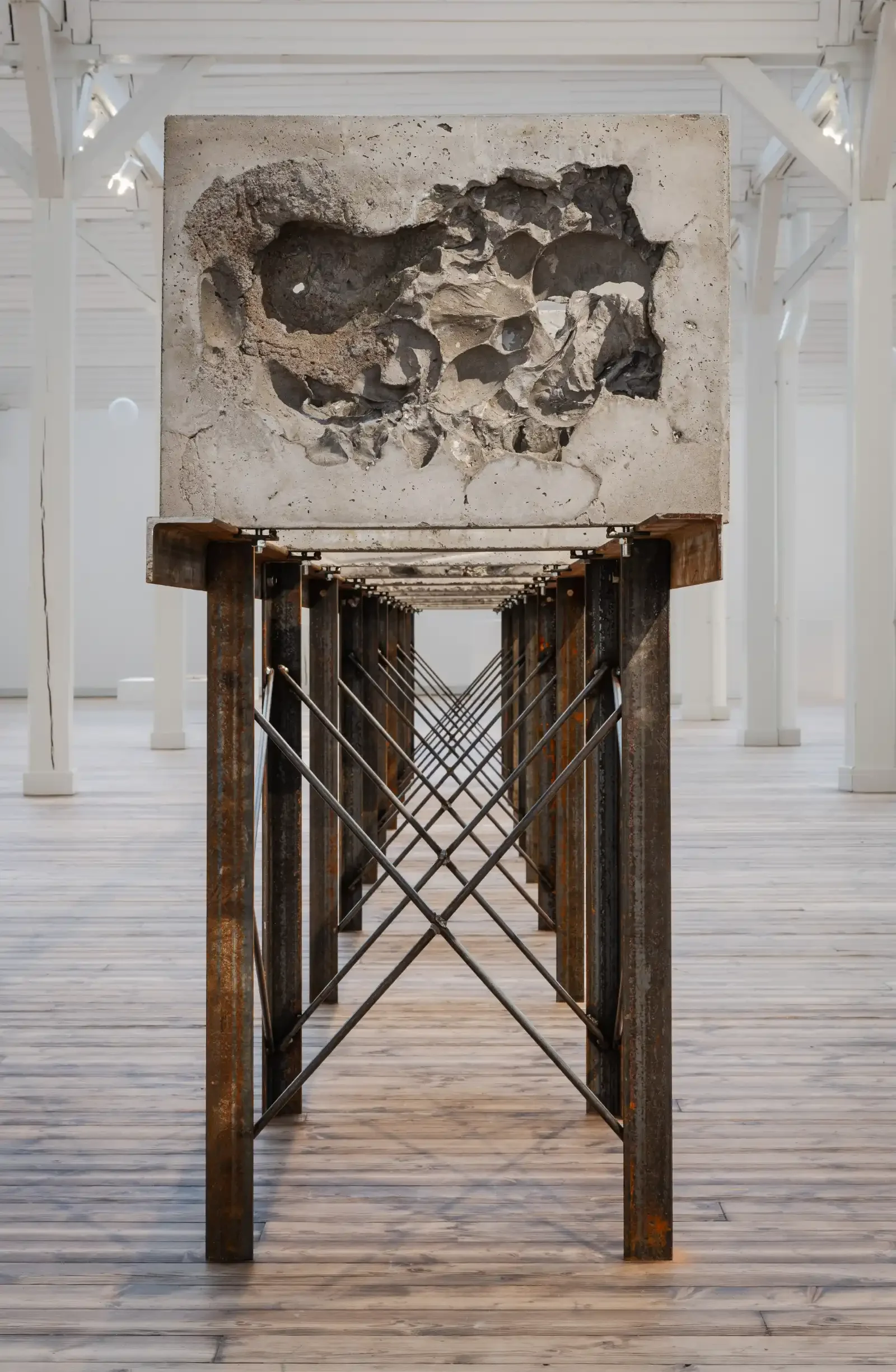 Markus Vallien betonginstallation på Ronneby konsthall