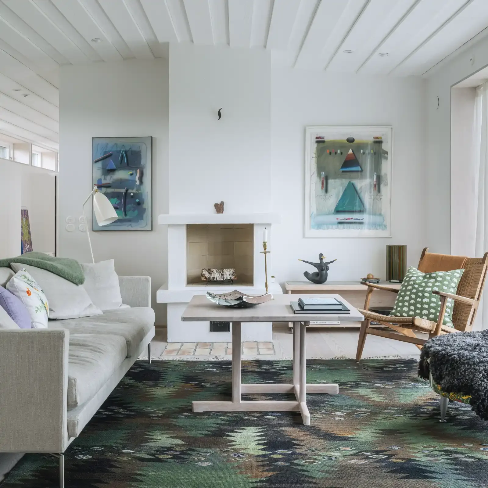 Tillskott till Klas Anshelms fritidshus i Barsebäckshamn. Samla alla framför öppna spisen.