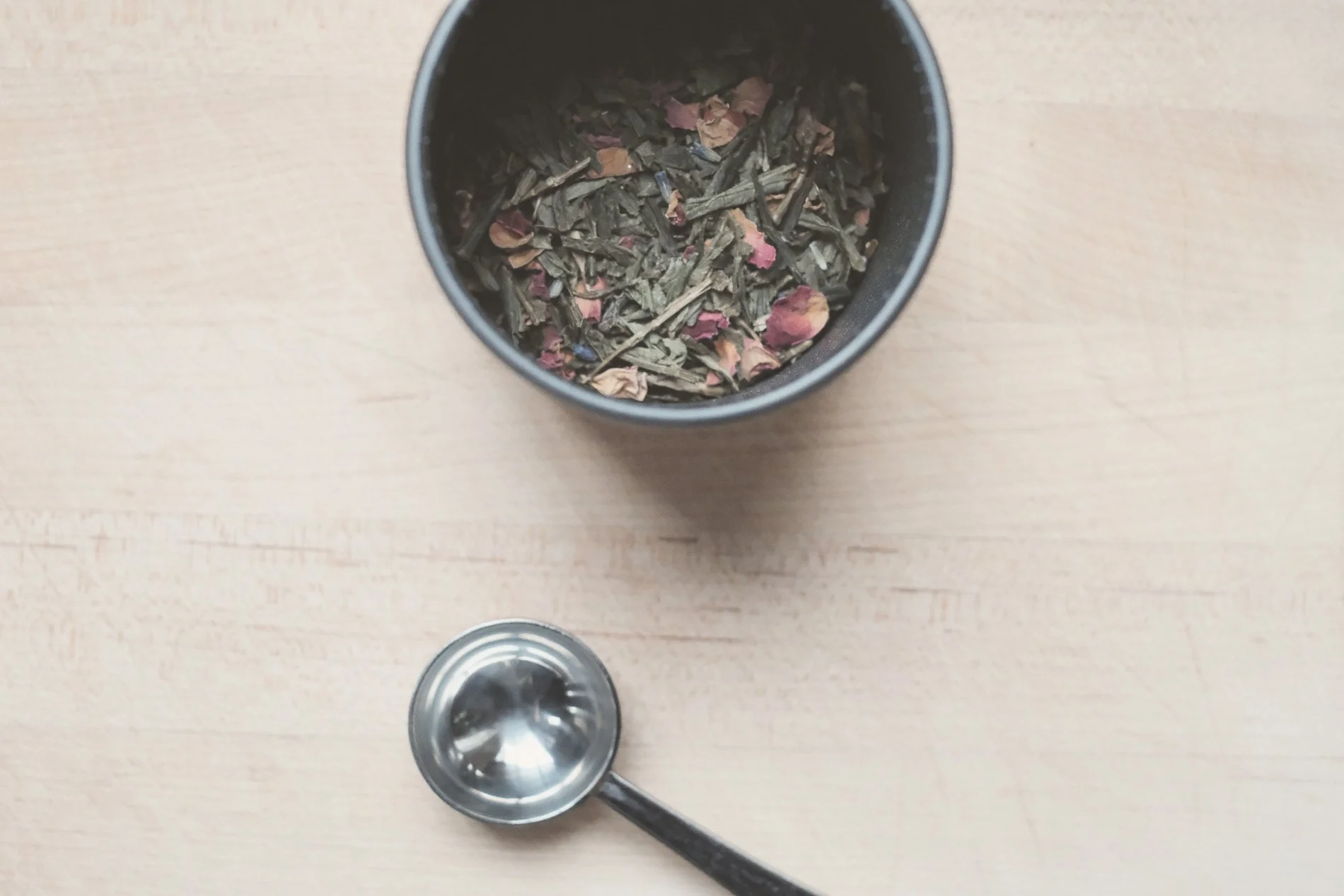 loose green tea leaves with rose petals