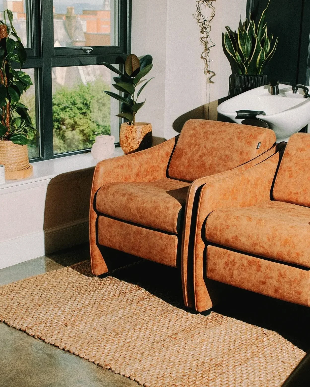 Fresh week, fresh looks. 

Our massaging backwash chairs are always a highlight of our clients visits!

Just a reminder that each of our self-employed team here at h&aring;r manages their own diary, so please contact your chosen stylist or artist dir