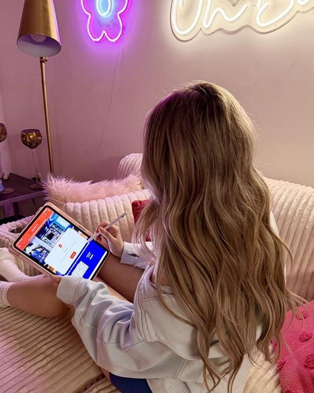 The little conveniences add up
High-speed Wi-Fi, in-unit washer/dryer, central heating/cooling, and bed/bath parity in every unit aren&rsquo;t flashy on their own&mdash;but together they make student life run smoother. If you&rsquo;re comparing place