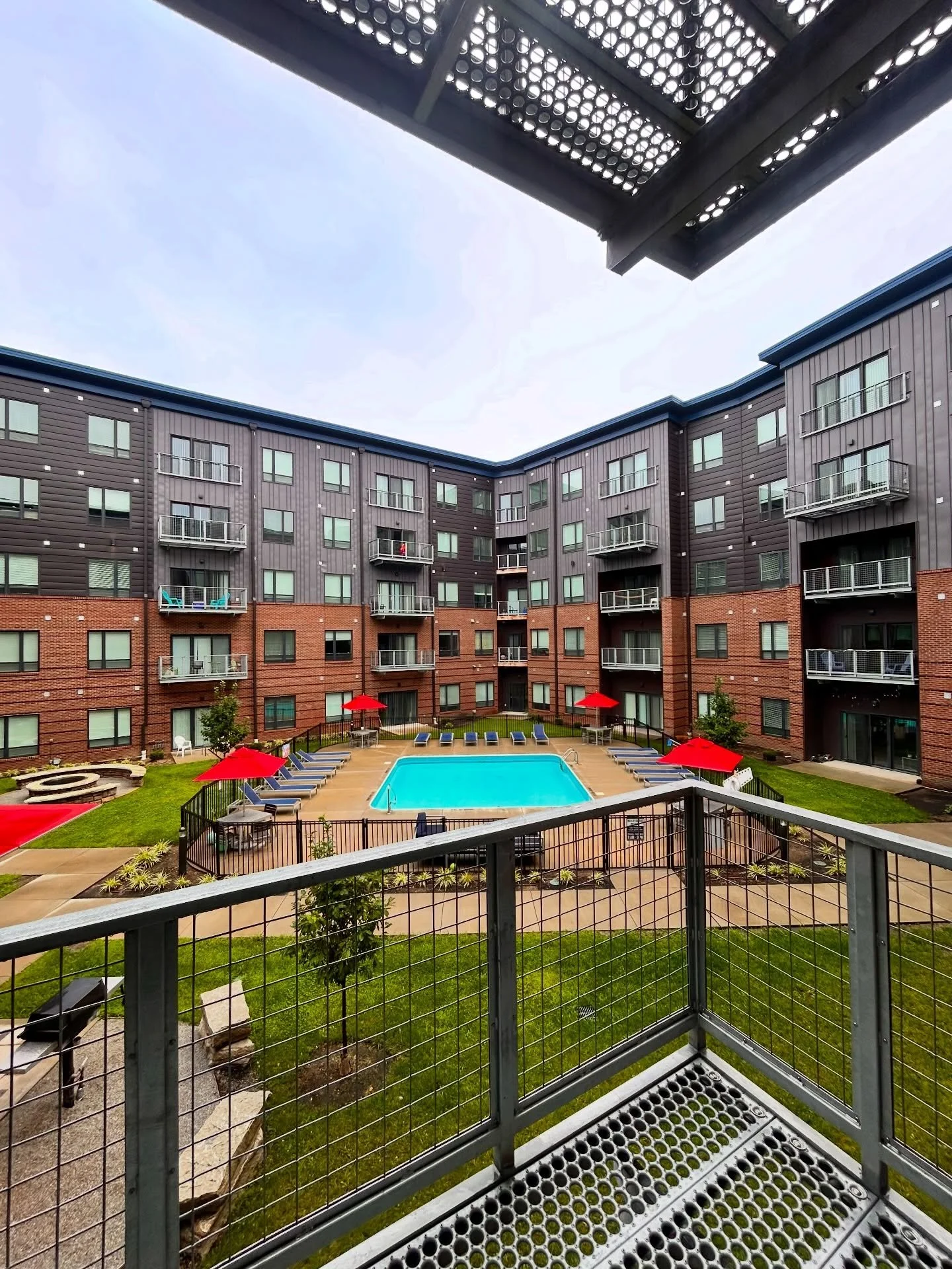 1st class views from the second floor ✈️ 

Premium balcony spaces still available but limited! Want a front row seat to what The Flight has to offer? Apply today to snag this highly requested view! 
Let us help you make The Flight your new home 🏠

#