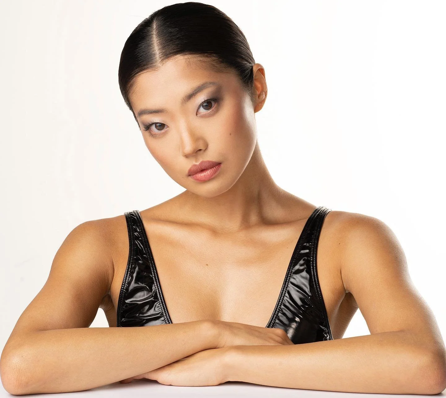 Long time no post, so hi :)
.
.
📸 @theyumaster 
💃🏻 @fuki.takahashi 
💇🏻&zwj;♀️ @artistahairstudio 
💄 @naddyamichellemua 
.
.
#fashion #fashionshoot #editorialshoot #blackswan #gucci #atlantamua #fashionmua #skin #ballerina