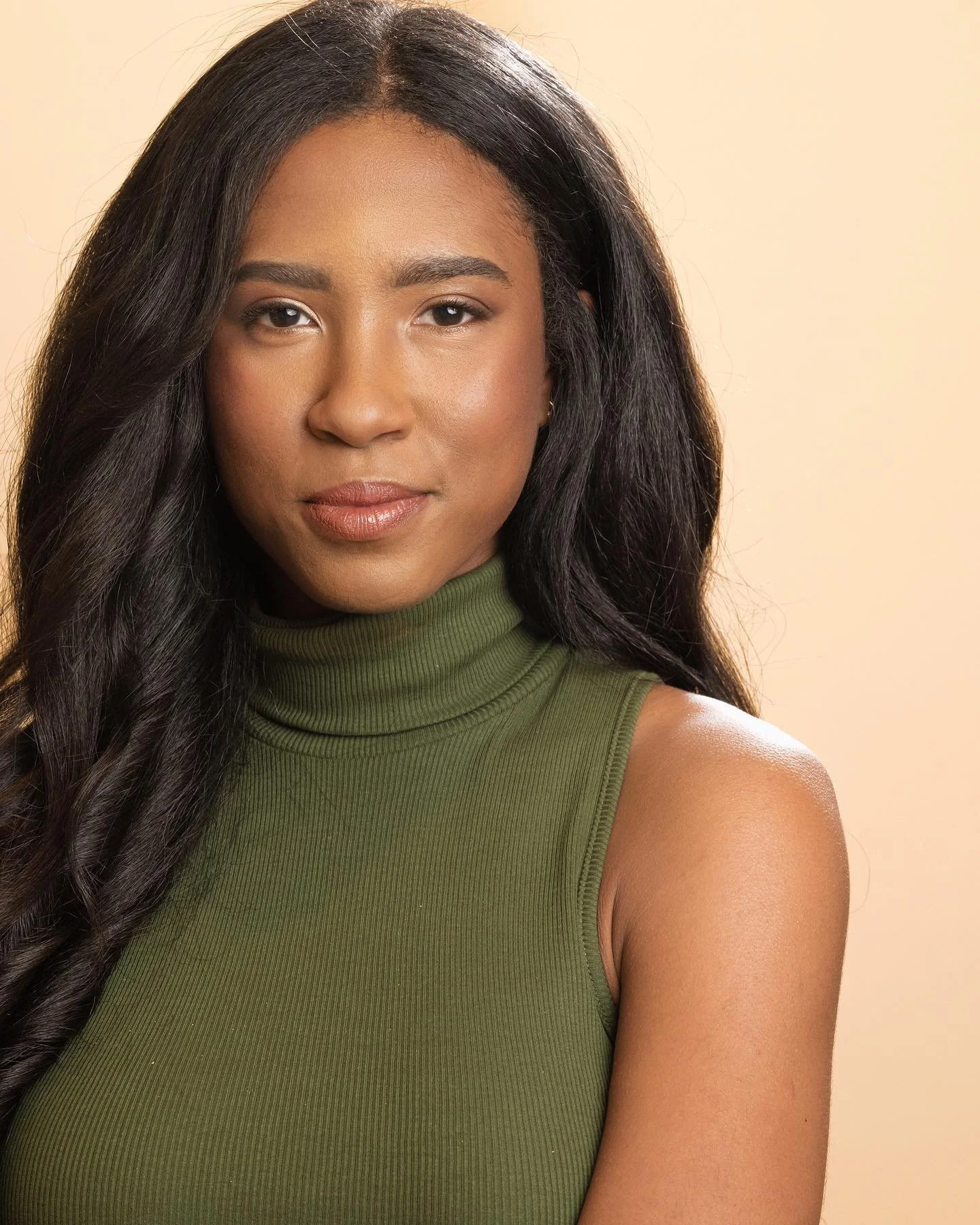 It was an HONOR getting to do makeup for the incredible @theyoungamanda , a superstar and power house woman that has been an inspiration since our Gator days 🐊. And as always, a delight working with one of my favorite talented humans @bysharialisha 