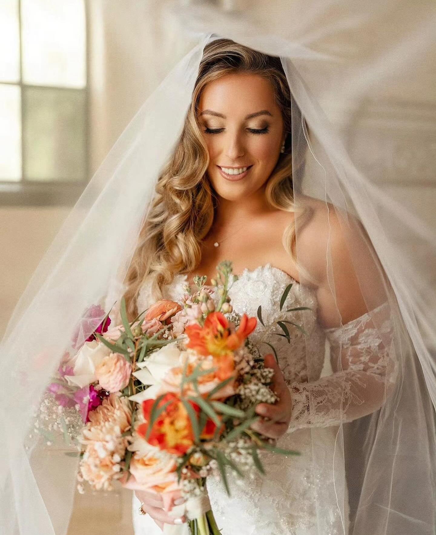 How breathtaking are these sneak peeks from @alisasuephotography!?! We are forever obsessed with this day, these two lovebirds, and these stunning florals from @armsofpersephonefloral! Can&rsquo;t wait to share more 😍🧡

Coordination: @mdpevents
Pho