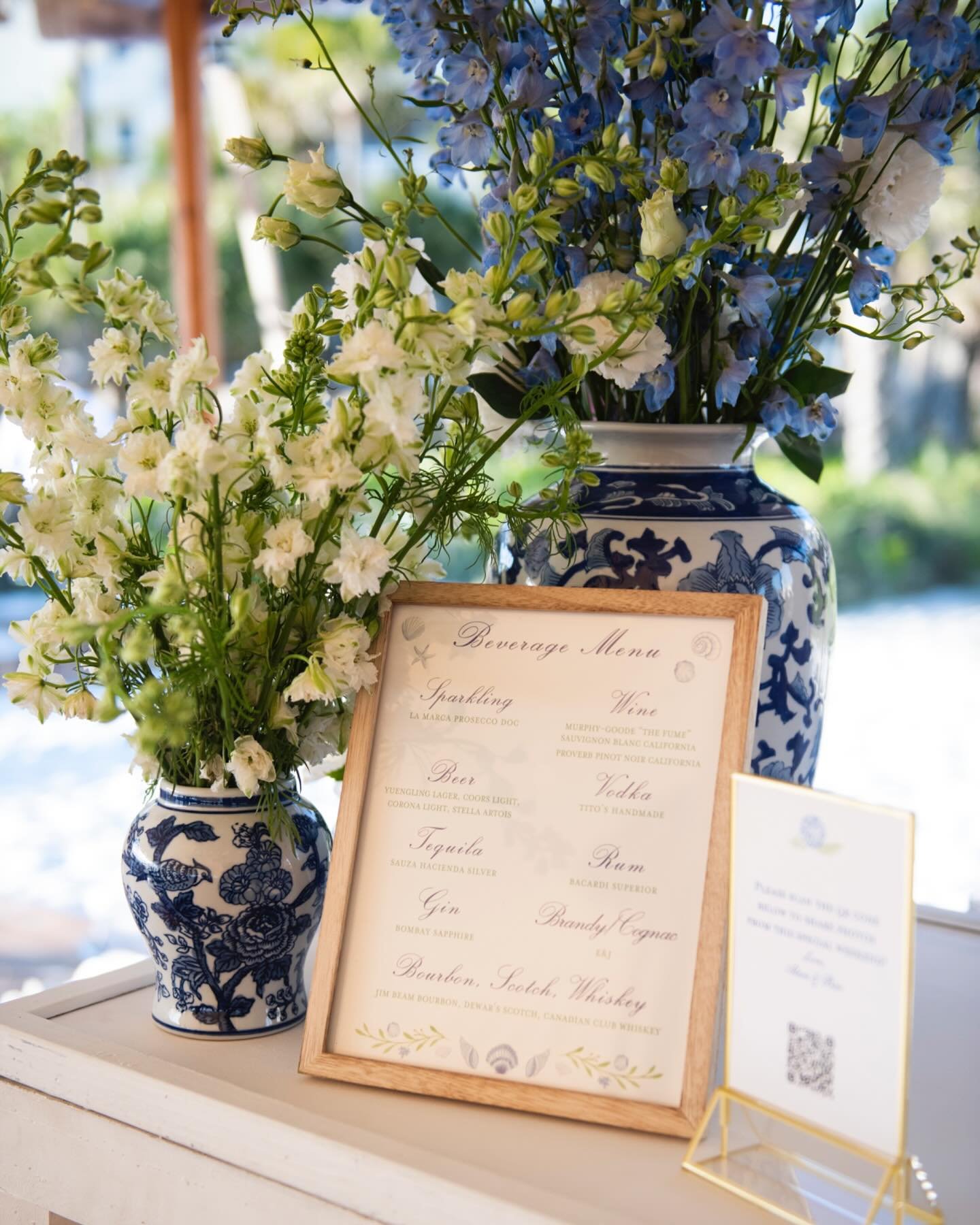 ✨ It&rsquo;s all in the details ✨ 

Bar arrangements and signage add an extra touch of elegance and whimsy to your wedding day! From personalized cocktails to charming signage and floral arrangements that match your wedding esthetics, these elements 