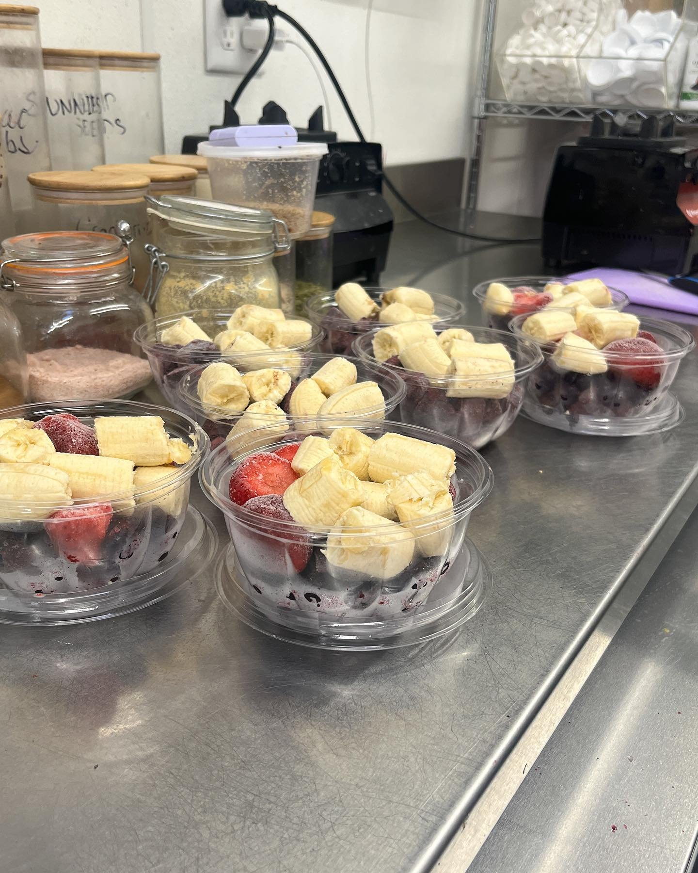 Prepping some delicious berry blast bowls! 

#smoothiebowl #acai #smoothie #juicery #coldpressed #veganpittsburgh #cafe