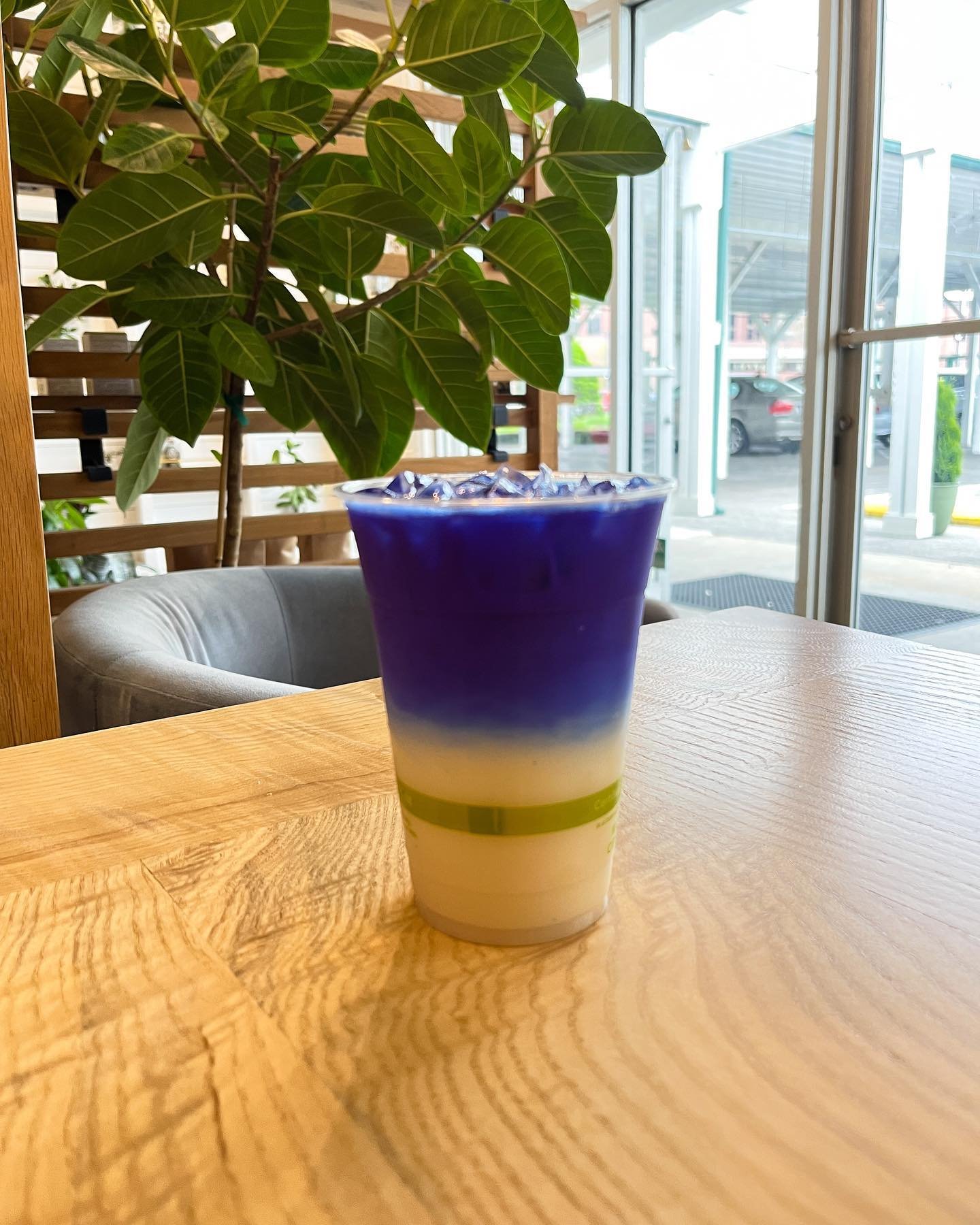 Our specialty Minty Majik comes iced too! The drink gets it&rsquo;s beautiful color from blue spirulina which is rich in antioxidants. 💙

#spirulina #bluemajik #e3live #cafe #juicery #coldpressed #vibrantsunshine #vegan #pittsburgheats #plantbased
