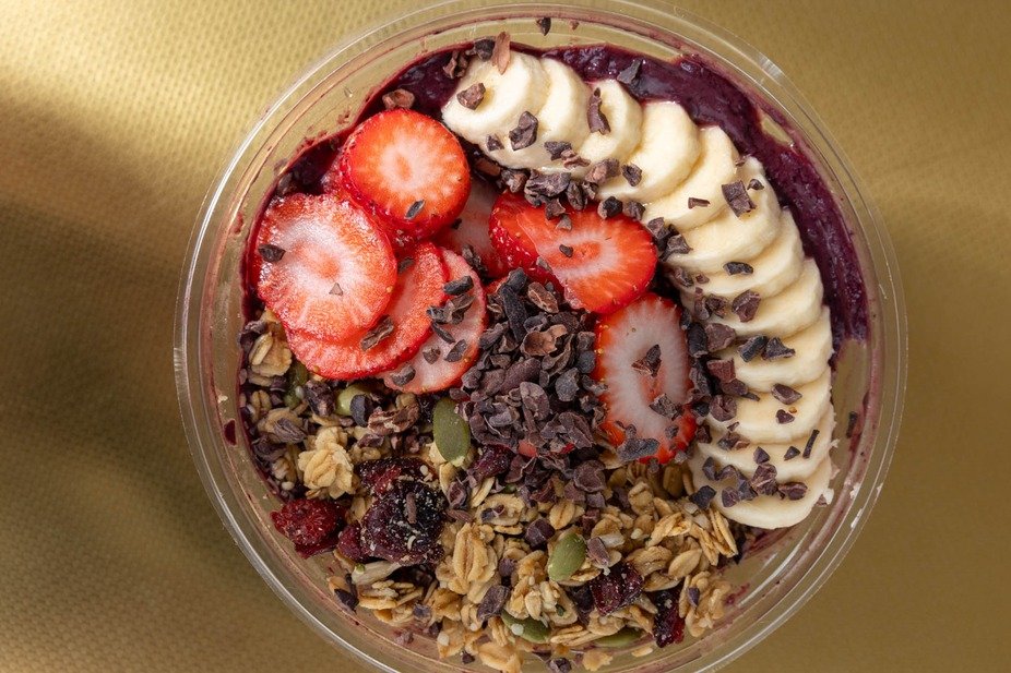 Elevate your day with our delicious, fresh and nutritious smoothie bowls, always made with organic ingredients! 🍓