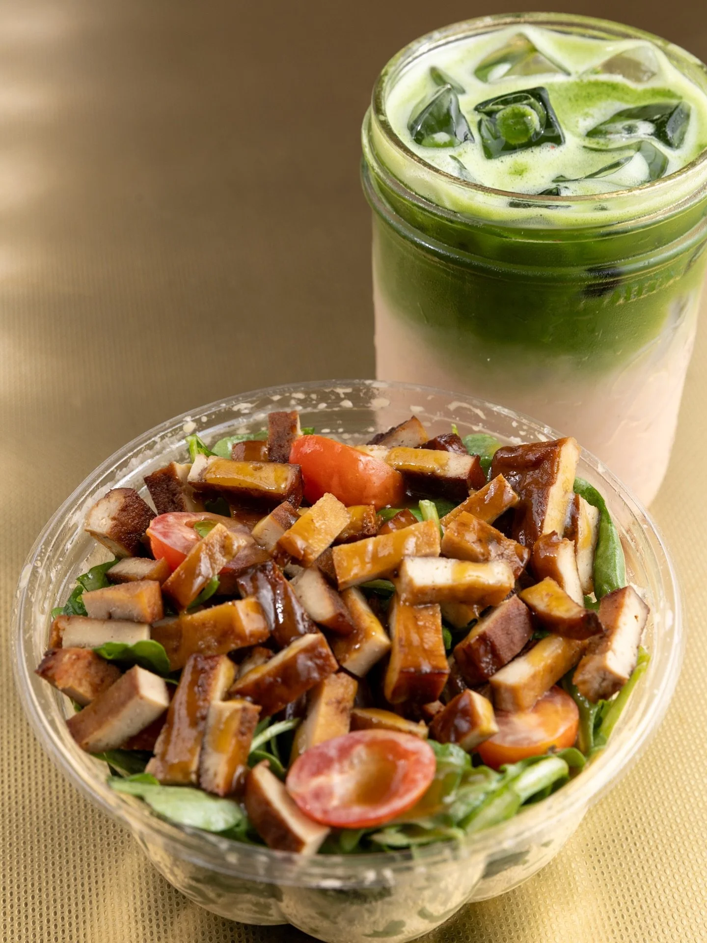 Tofu bacon salad and strawberry matcha, anyone? 🥗🍓 Here&rsquo;s a little secret&hellip; Our tofu tastes just like bacon because we marinate it in a smokey tea 🙊 Come try it for yourself! 

#PittsburghCafe #HealthyEatsPittsburgh #PittsburghWellness