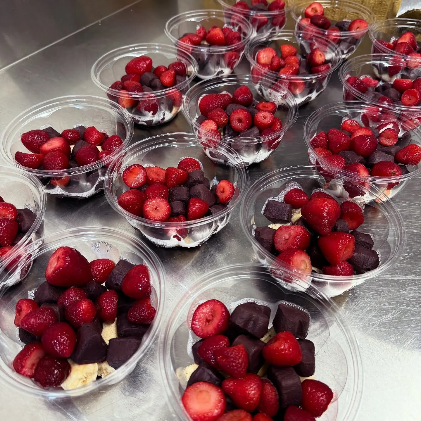 Happy Monday! We&rsquo;re prepping fresh a&ccedil;a&iacute; bowls in the kitchen 💜 A&ccedil;a&iacute; is a nutrient-dense fruit and superfood, known for a range of health benefits.

It&rsquo;s packed with antioxidants like anthocyanins, which help p
