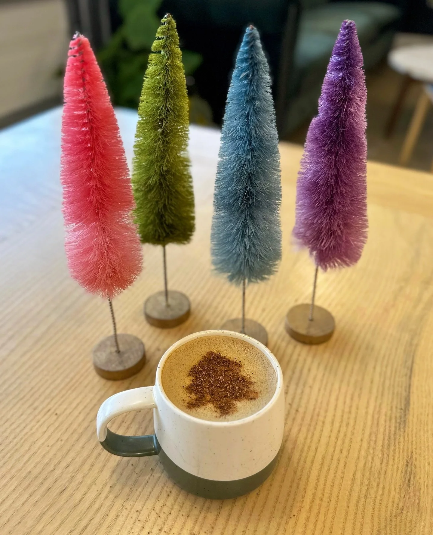 Have you tried our holiday flavors yet? Enjoy them as a latte, matcha, chai or steamer. All syrups are made in-house with organic ingredients!

🫚 Gingerbread - brown sugar, molasses, fresh ginger juice, vanilla, cinnamon, nutmeg, clove
🍪 Snickerdoo