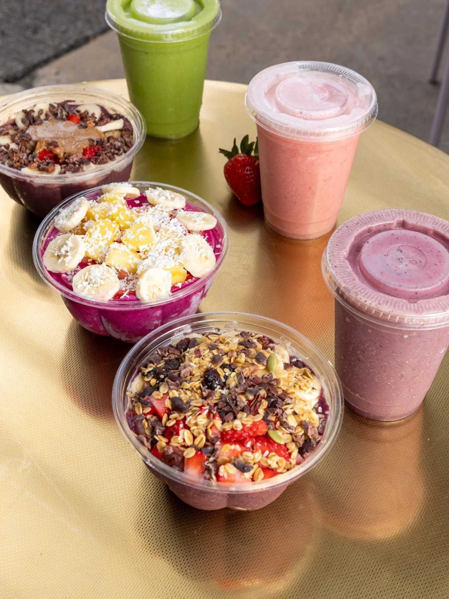 The sun is coming out ☀️ which means it&rsquo;s the perfect day for a smoothie or smoothie bowl!

Delicious, nourishing, and an easy way to give your body some extra energy and nutrients 🥣🍌🍓

#PittsburghCafe #PittsburghFoodie #PittsburghEats