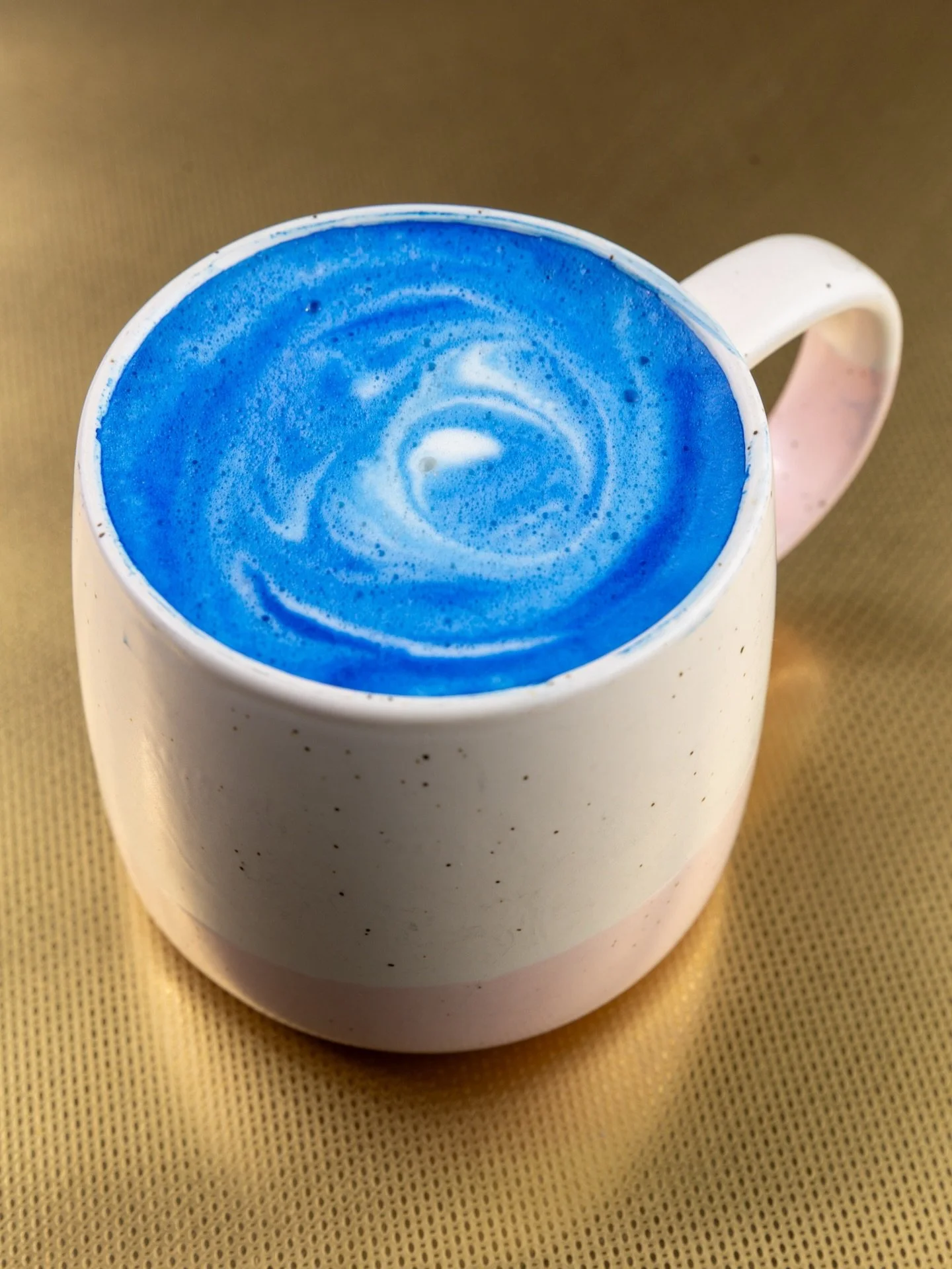 Our Minty Majik Tea Latte is comforting, refreshing, and naturally caffeine-free! Made with peppermint tea, a touch of vanilla, Blue Majik spirulina, and your choice of milk 💙

#PittsburghCafe #PittsburghFoodie #PittsburghEats #PittsburghVegan