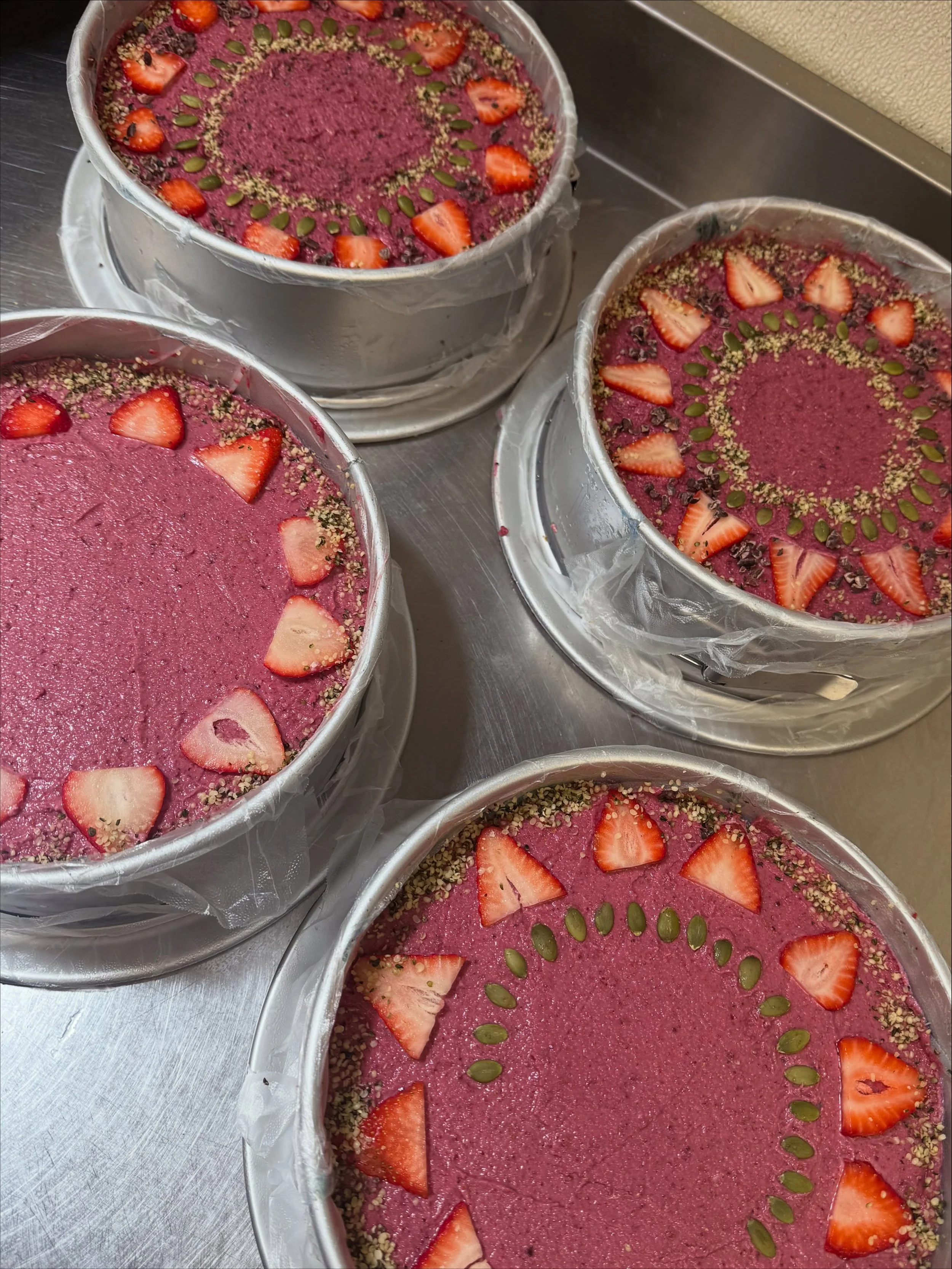 Behind the scenes: raw vegan birthday cake edition ❤️

#pittsburghcafe #pittsburghfoodie #pittsburgheats