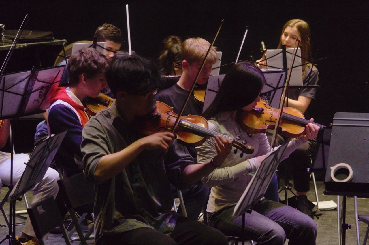 Las Aventuras de la Orquesta Filarmónica de Casady en España (Con Banda y Coro)