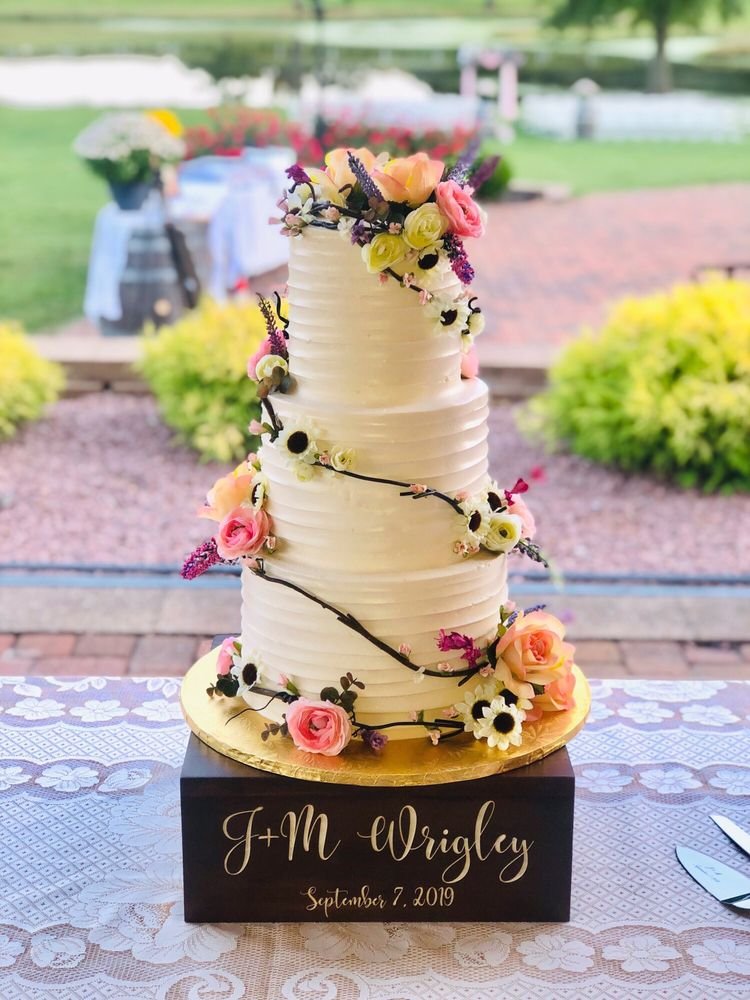 wedding cake with vines.jpg