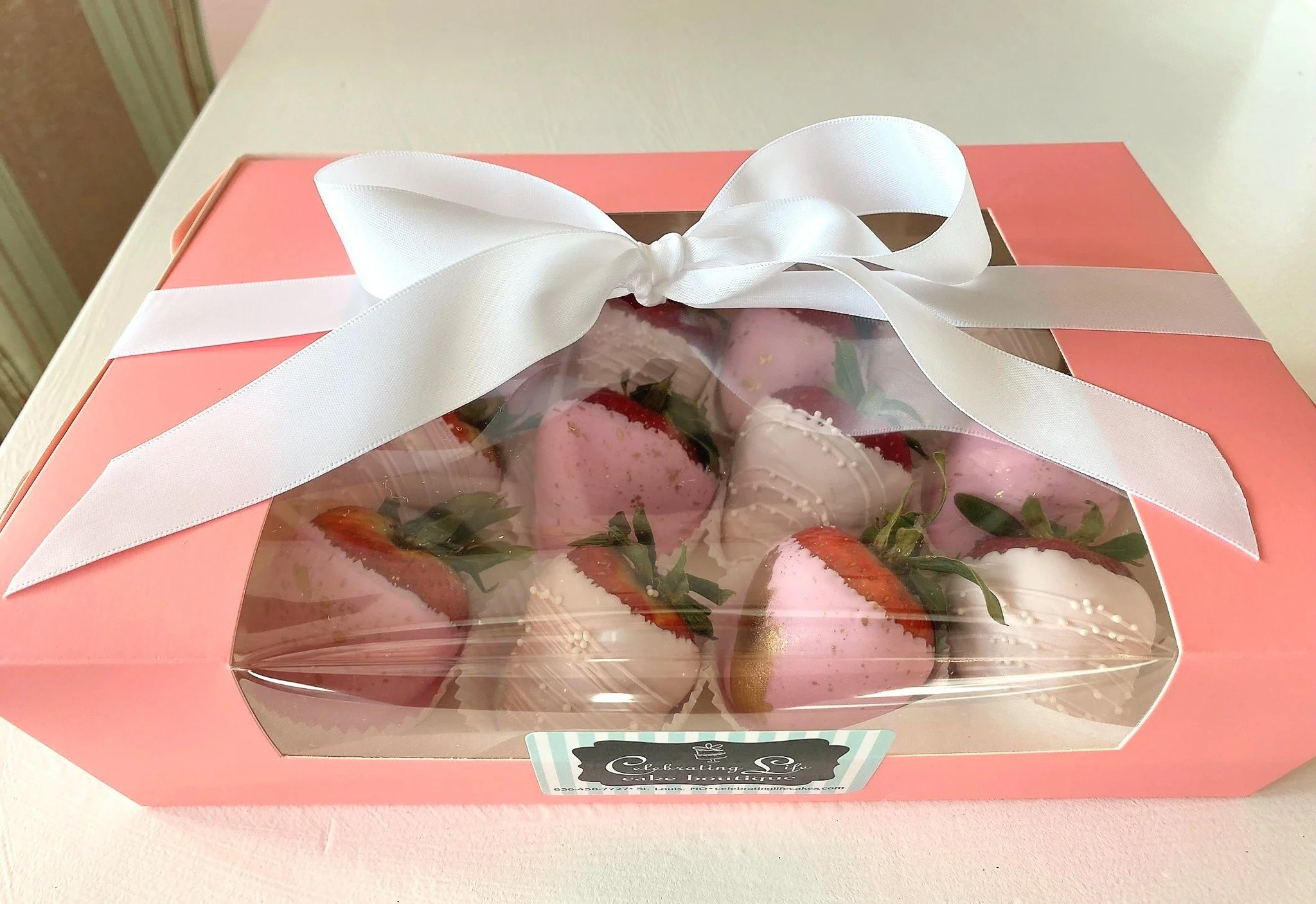 pink+strawberries+in+gift+box.jpeg
