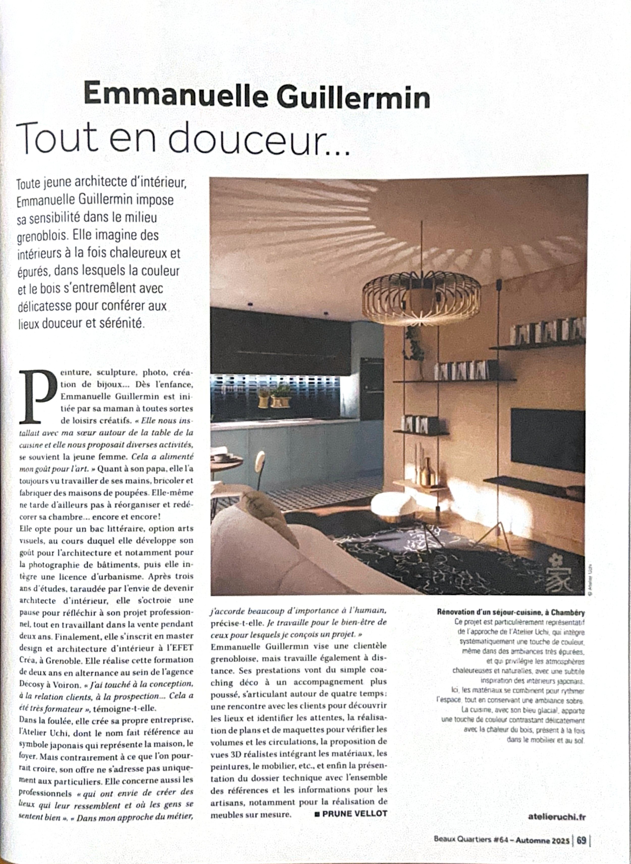 Extrait de l'article d'Atelier UCHI dans le magazine Beaux Quartiers, présentant un texte de présentation et une image d'un projet de rénovation intérieure d'une cuisine et séjour à Chambéry, avec un salon moderne et des étagères murales.