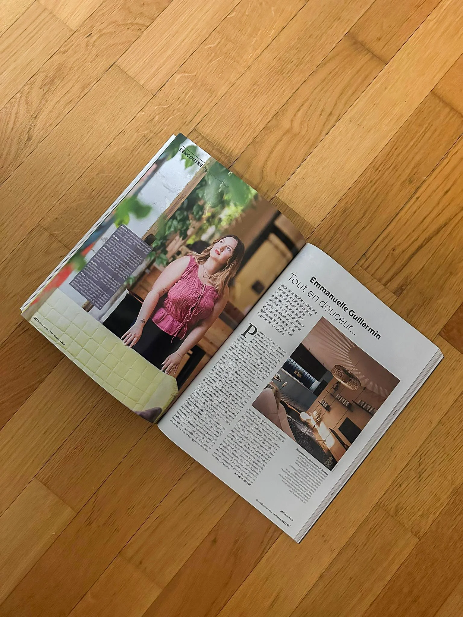 Page ouverte du magazine Beaux Quartiers, sur l'article dédié avec une photo d'Emmanuelle Guillermin, créatrice d'Atelier UCHI portant un haut rose dans un environnement intérieur.
